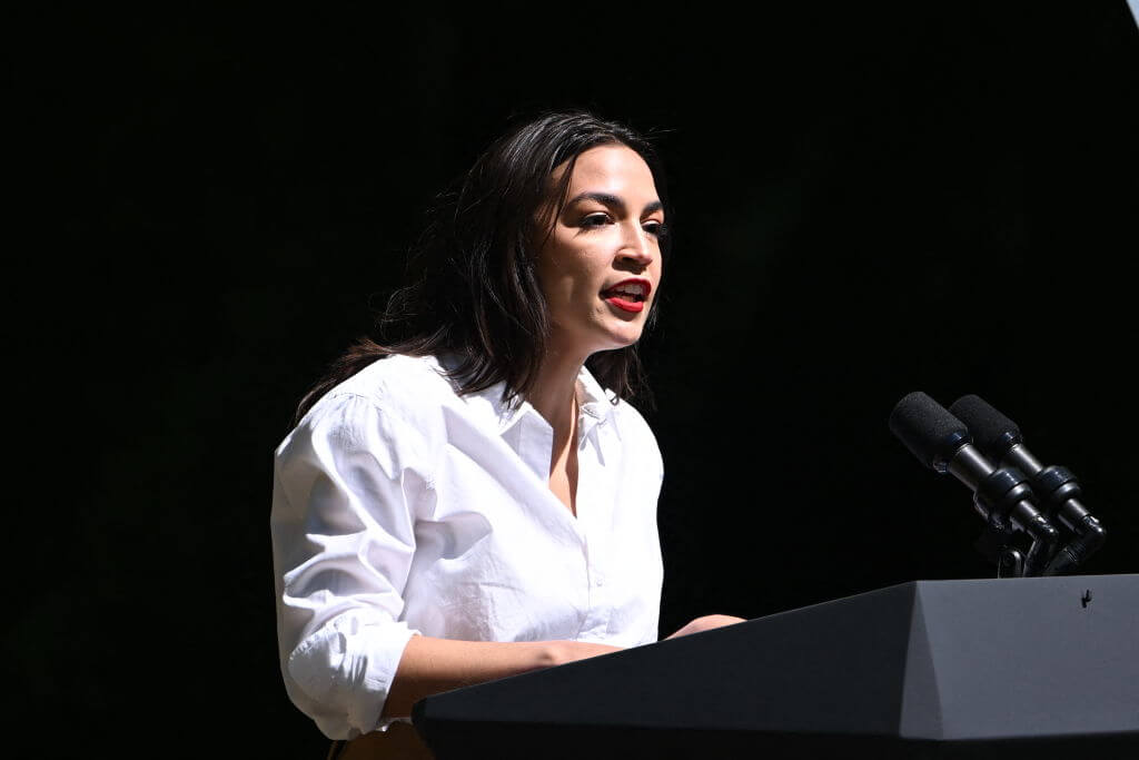 AOC: "אנטישמיות היא פגיעה בערכים שלנו"