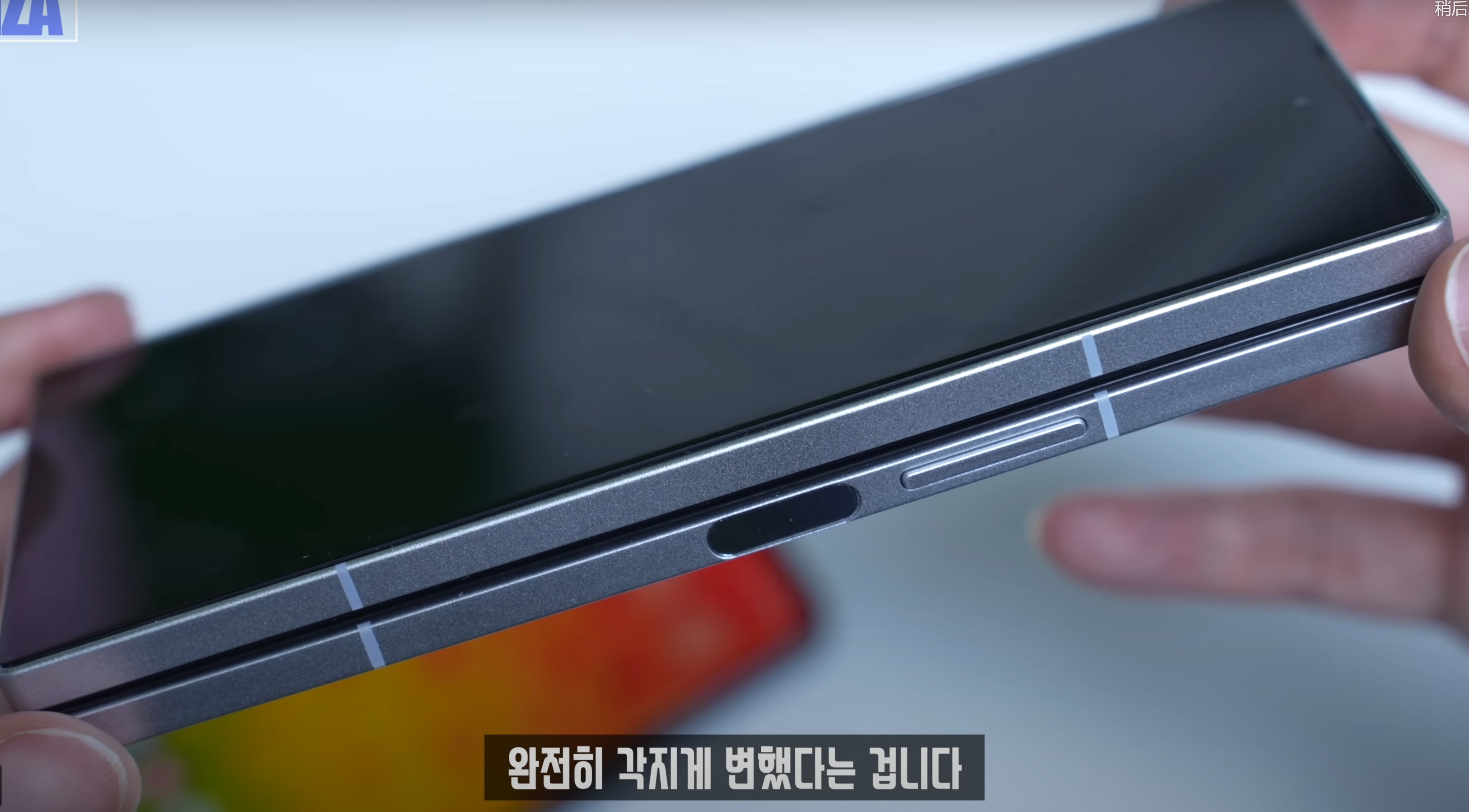 Samsung Galaxy Z Fold 6 צד של המכשיר