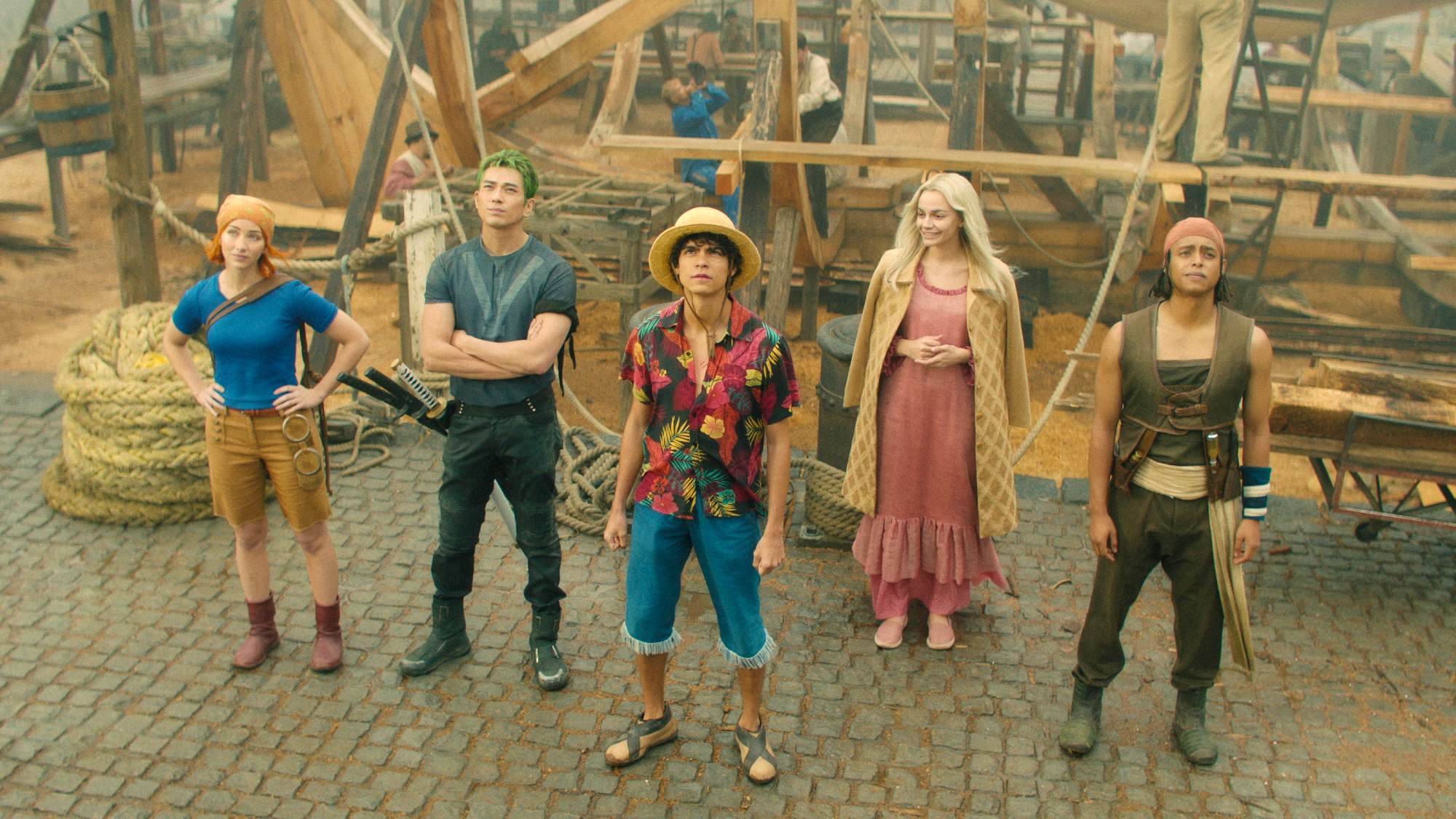 (L to R) אמילי ראד בתפקיד נאמי, מקניו ארטה בתפקיד רורונואה זורו, אינאקי גודוי בתפקיד הקוף ד. לופי, סלסט לוץ בתפקיד קאיה, ג'ייקוב רומרו גיבסון בתפקיד אוסופ בעונה 1 של וואן פיס.