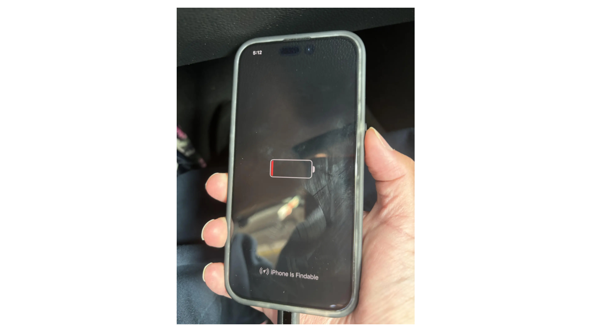 אייפון ללא סוללה שמציגה את השעון