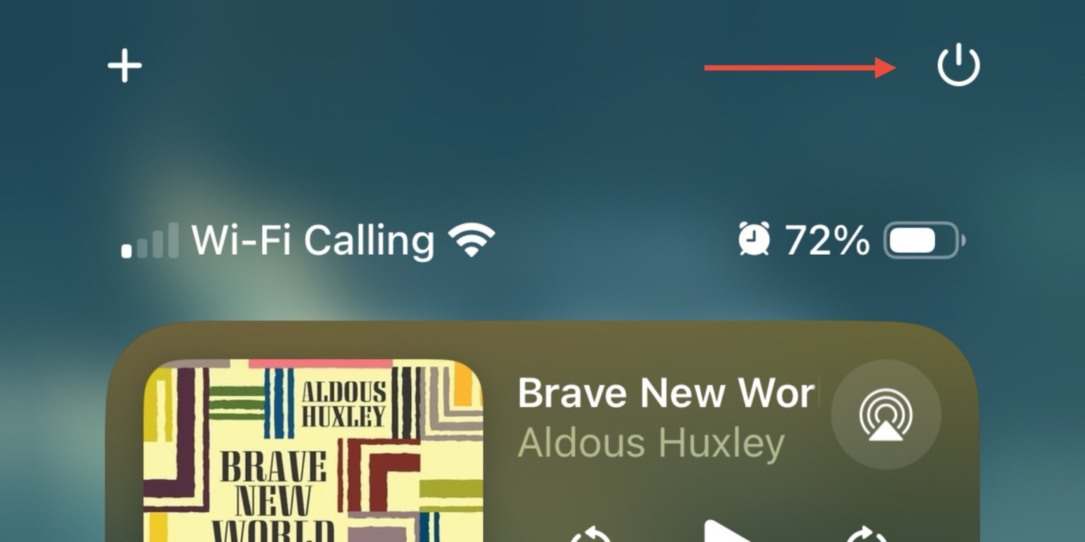 צילום מסך המציג את כפתור הכיבוי החדש של iOS 18 במרכז הבקרה, מסומן בחץ אדום