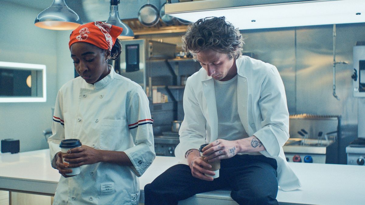 Carmy (Jeremy Allen White) and Sydney (Ayo Edebiri) in the kitchen in