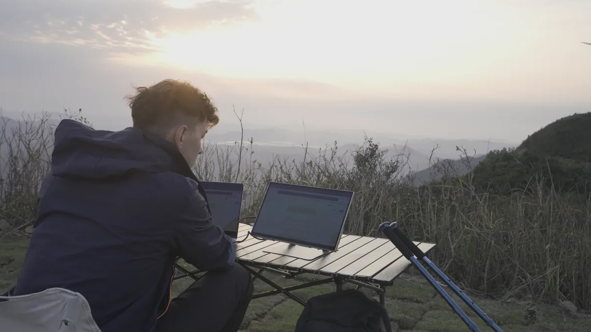 צג נייד Eazeye Radiant בשימוש על שולחן בחוץ.