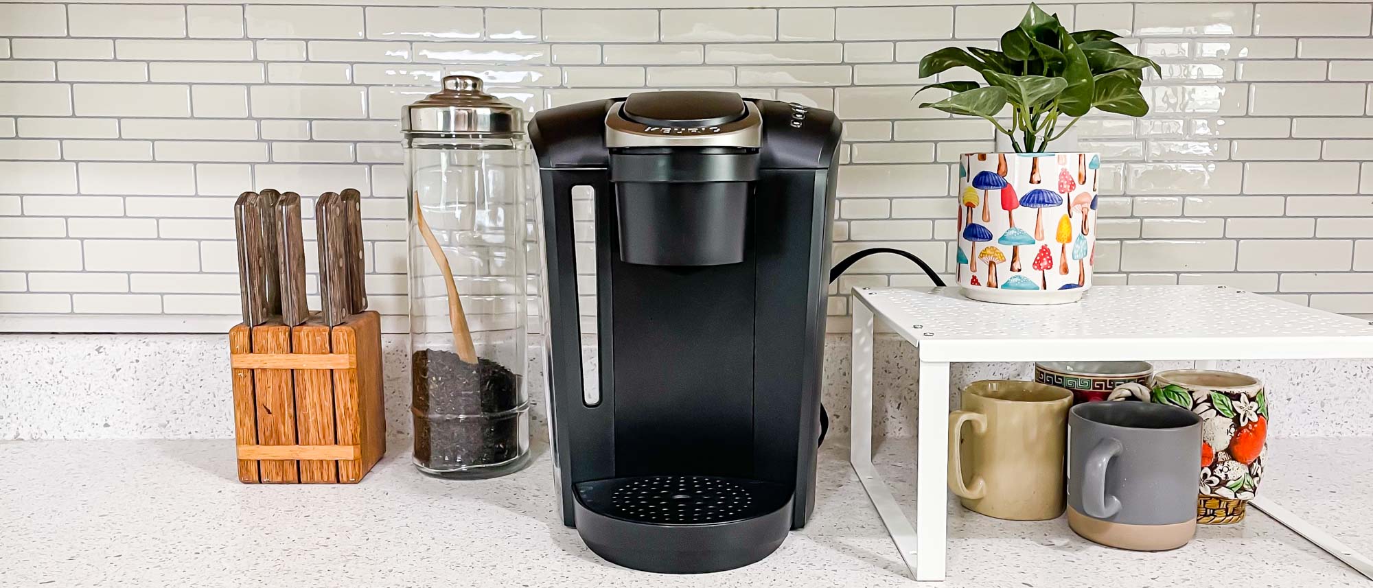 Keurig K-Select על השיש במטבח