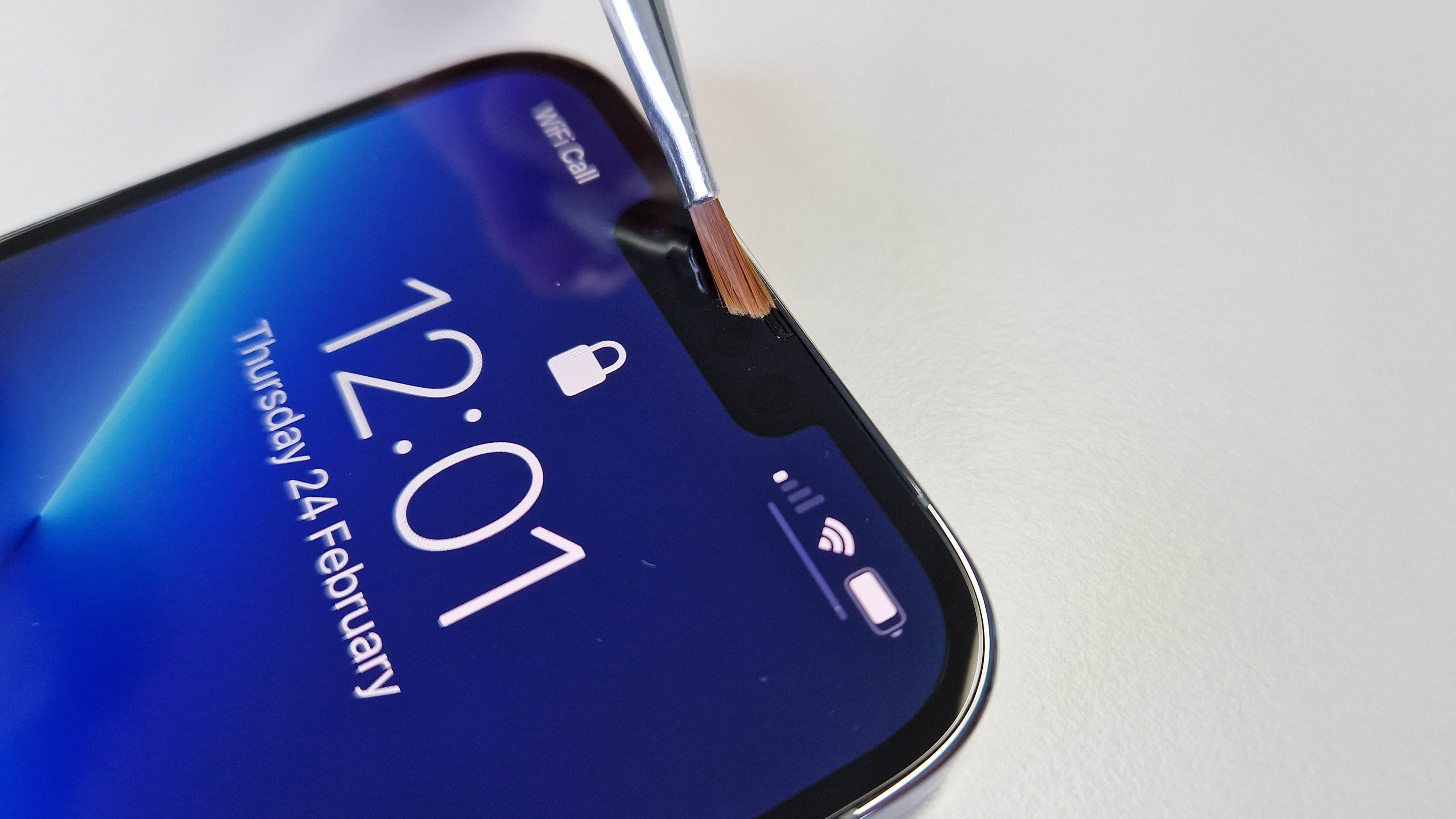 רמקול של אייפון 13 פרו מקס מתנקה עם מכחול