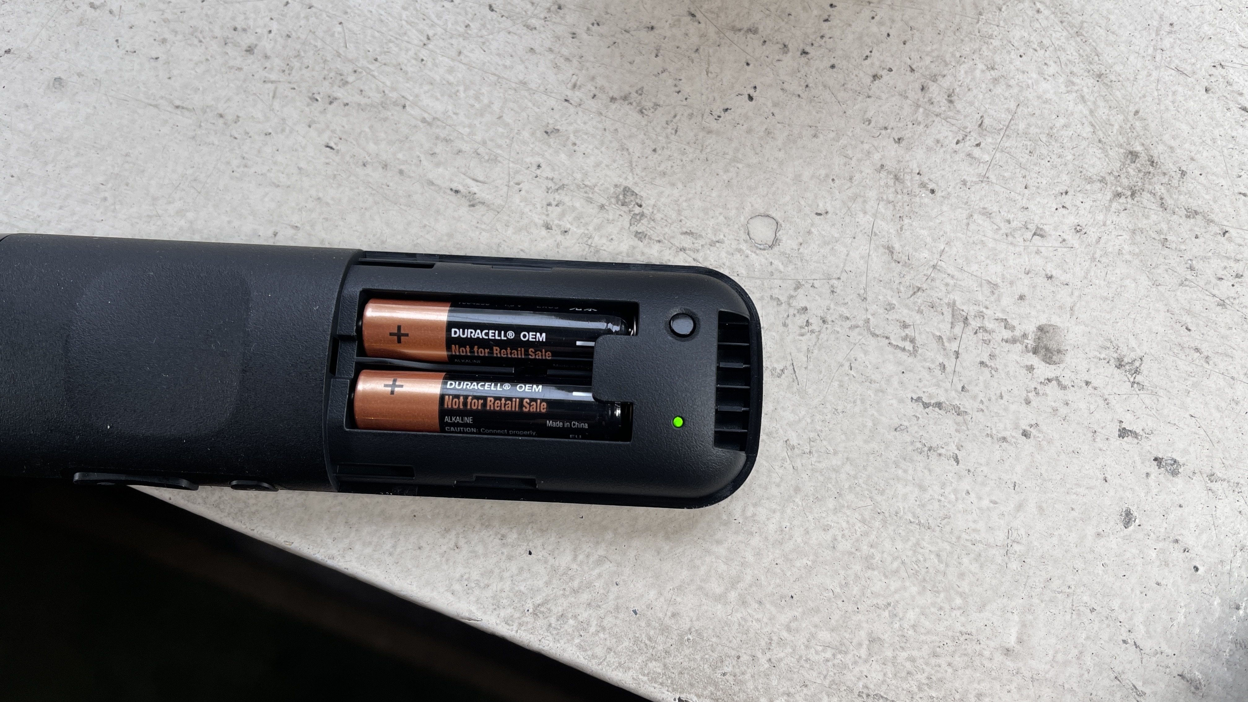 השלט של Roku שנראה כאן בפאנל האחורי נמחק, והאור הירוק שלו ליד הכפתור שלו מהבהב).