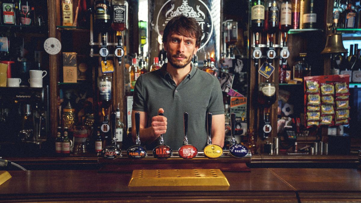 Donny (Richard Gadd) behind the counter in a pub in Netflix