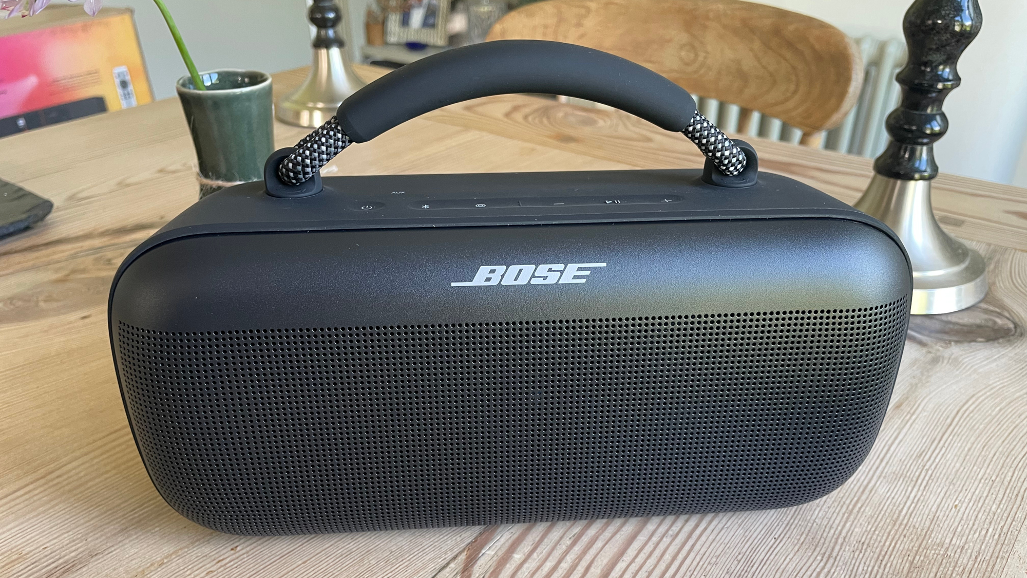 Bose SoundLink Max על שולחן מטבח