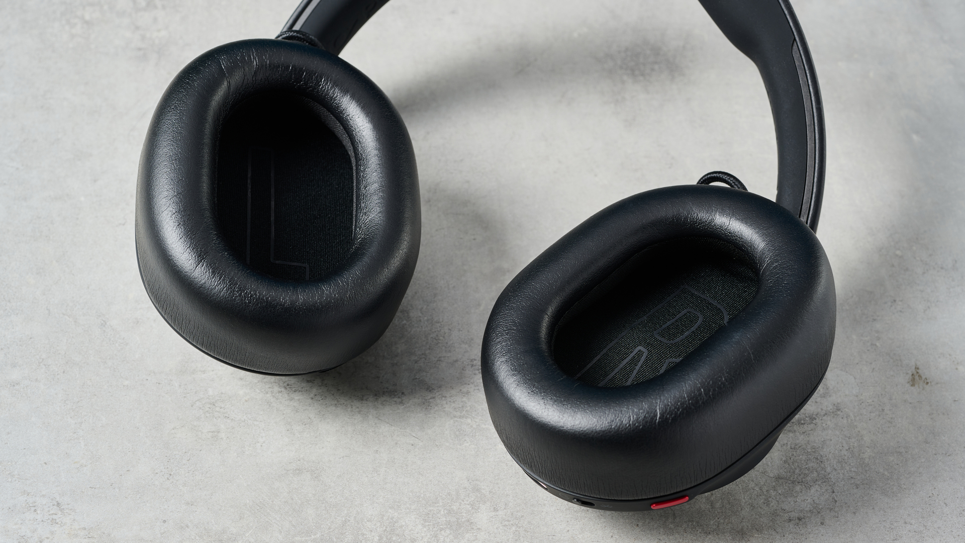 אוזניות HP Poly Voyager Surround 80 UC שחורות לעבודה תחילה