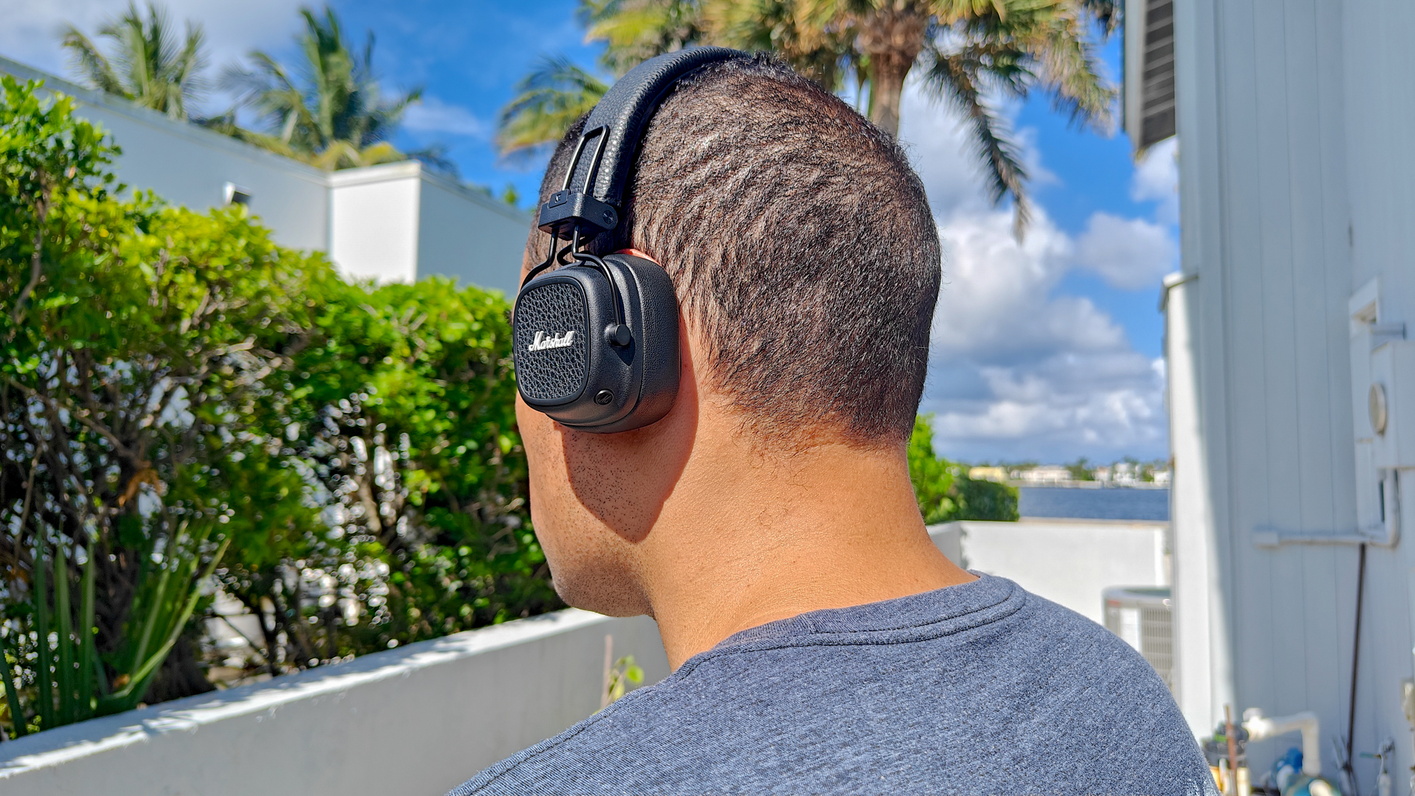 אוזניות מרשל מייג'ור V שלבשו המבקר אלכס בראצ'טי