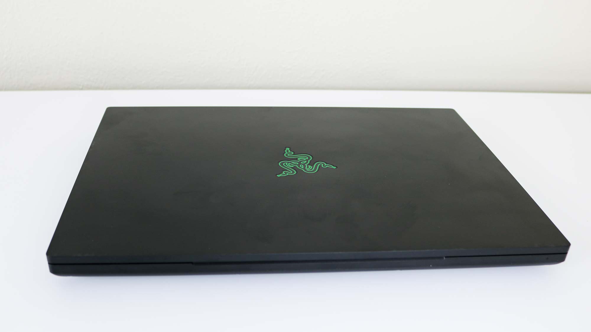 ה-Razer Blade 16 (2024) על שולחן עם מכסה סגור