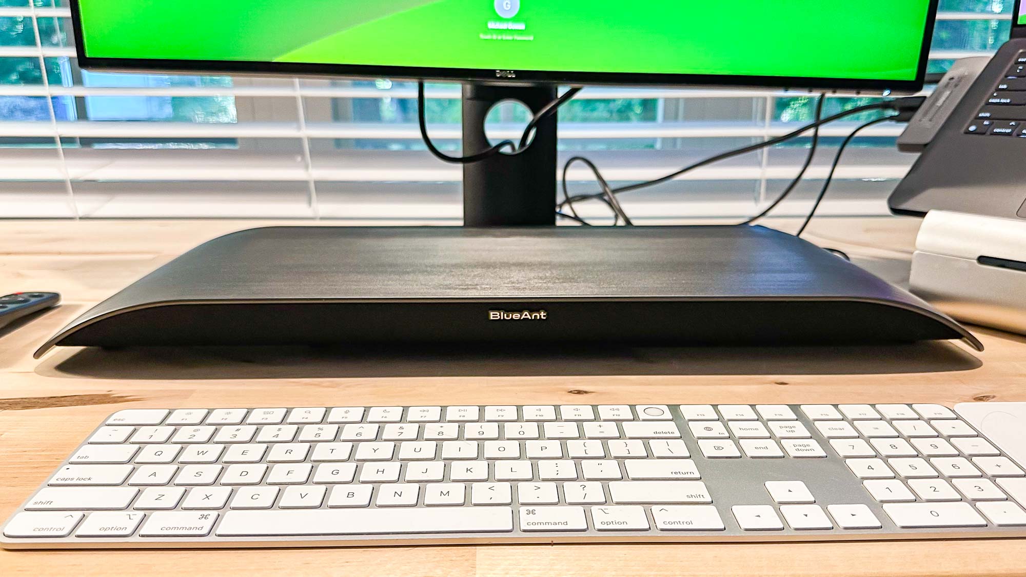 BlueAnt Soundblade מתחת למסך הצג