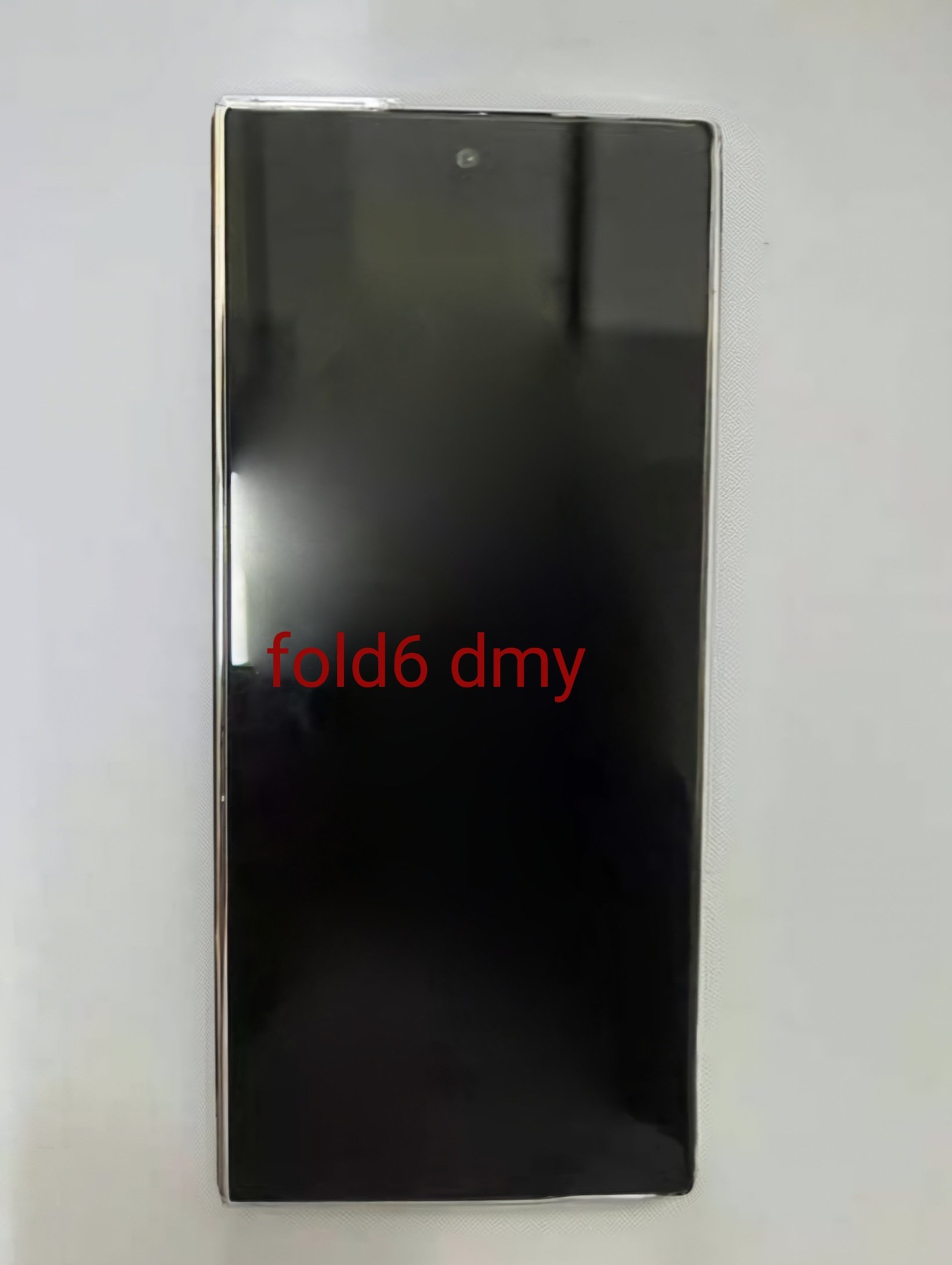 תמונה לכאורה של Samsung Galaxy Z Fold 6, סגורה ומלפנים