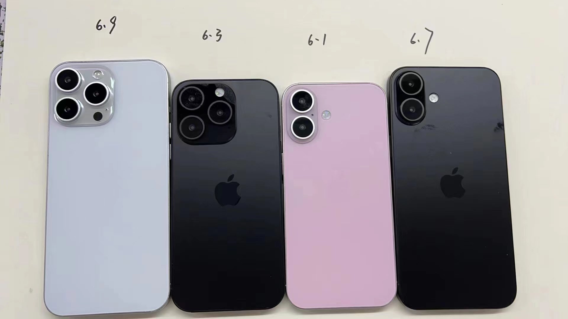 ארבע בובות של אייפון 16 לכאורה, שמציגות את הגדלים שלהן כתובים מעליהן.