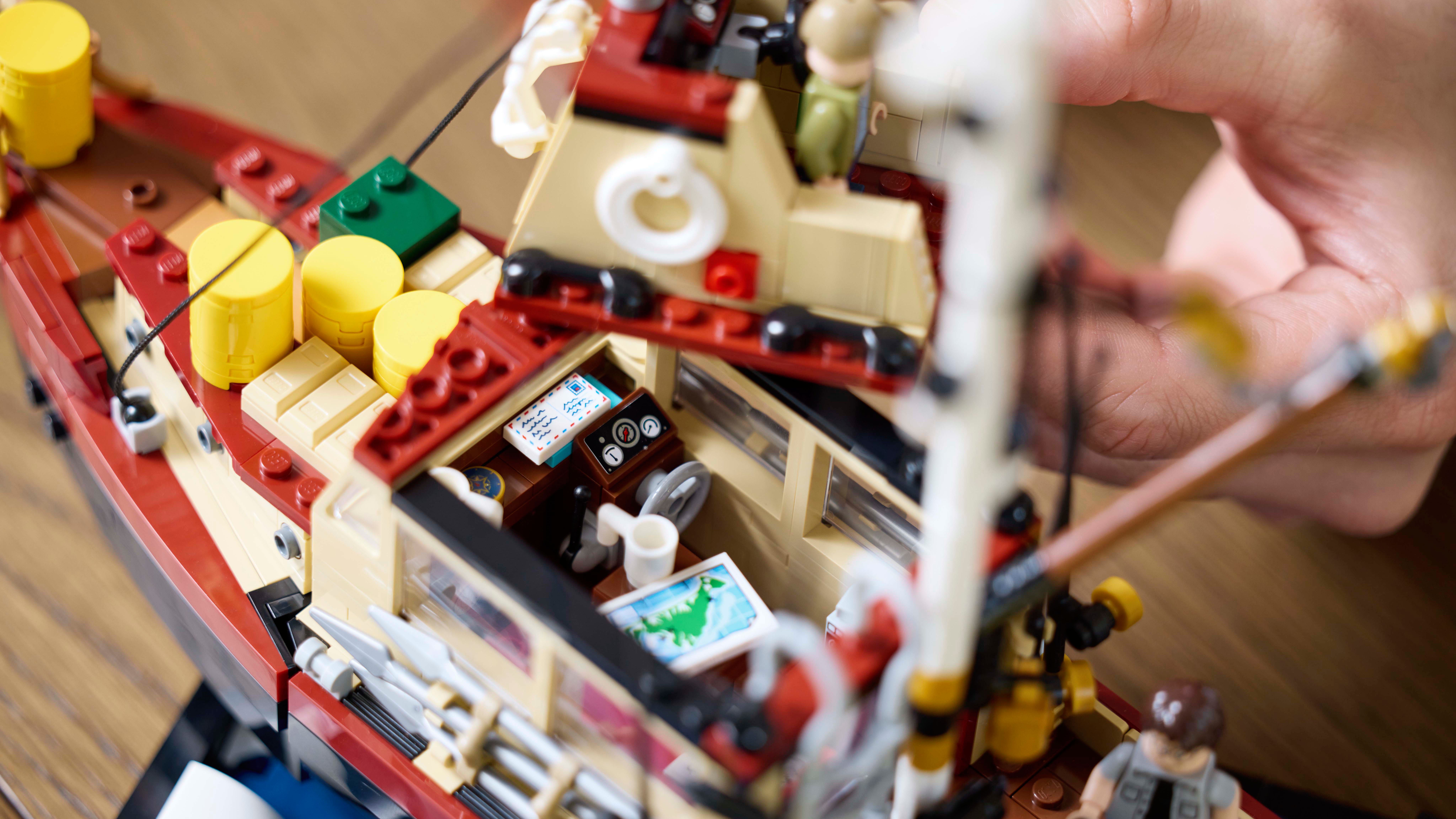 מבט בתוך הגג הנשלף בחלק של סירת האורקה של רעיונות הלגו 