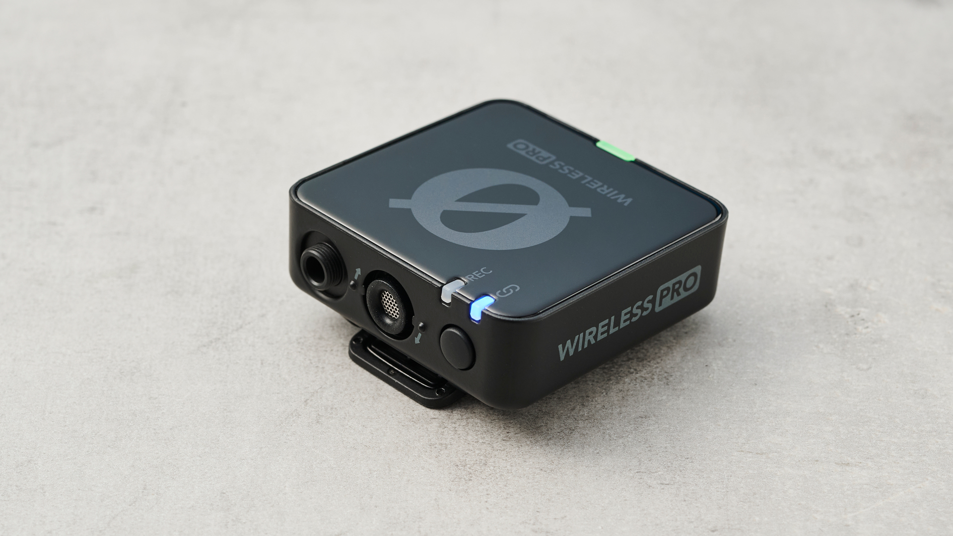 יחידת Rode Wireless Pro מיקרופון TX בשכיבה על משטח אבן