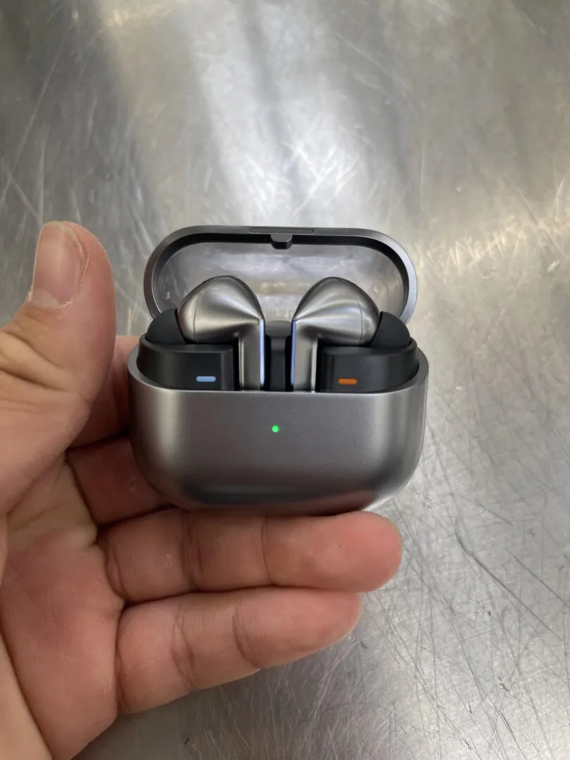 נרתיק טעינה של Samsung Galaxy Buds 3 Pro פתוח