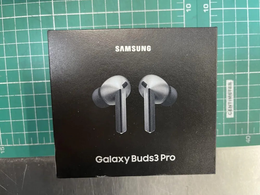 אריזת Samsung Galaxy Buds 3 Pro בחזית הקופסה