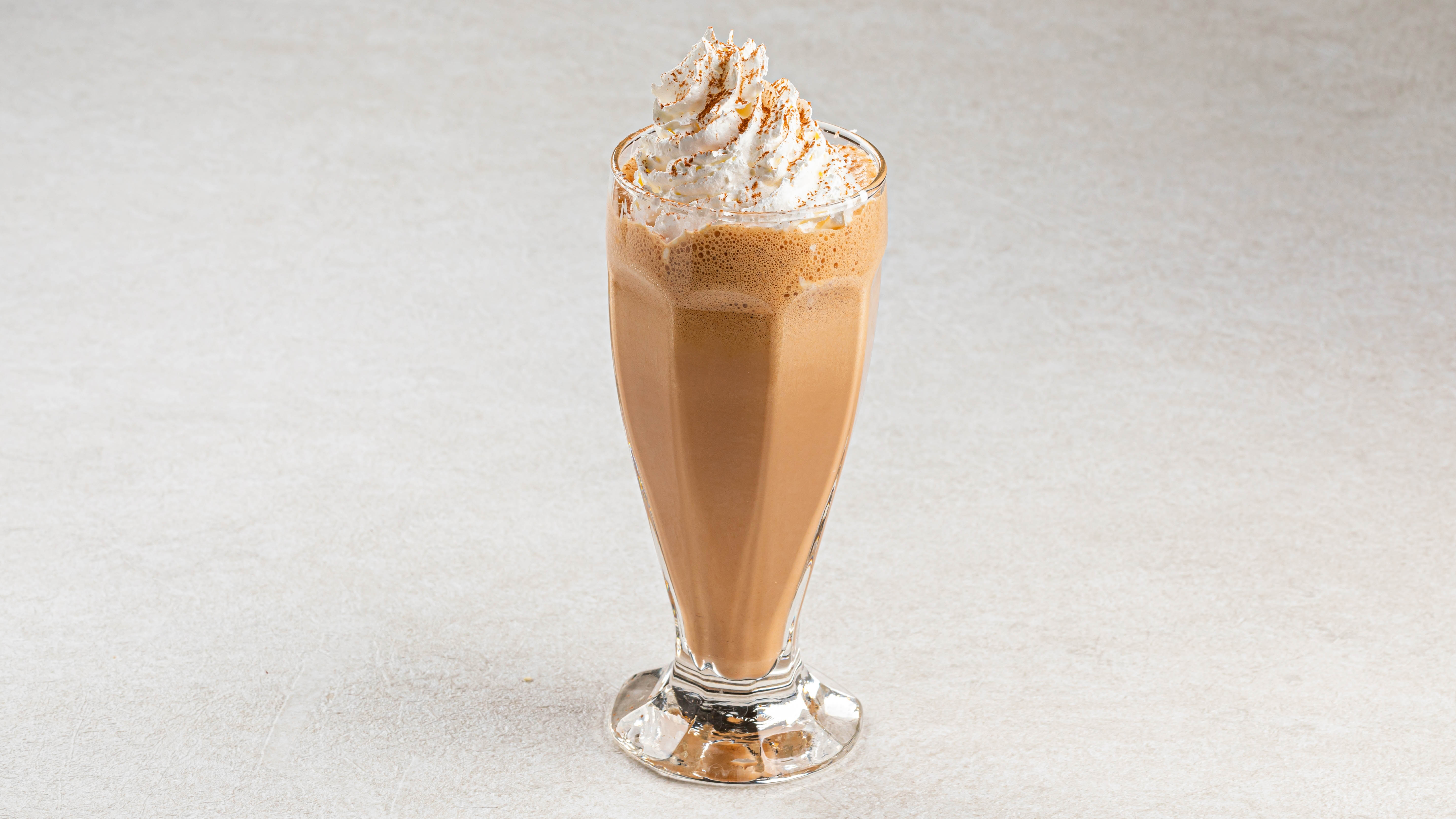 קפה פראפה עם קצפת מעל