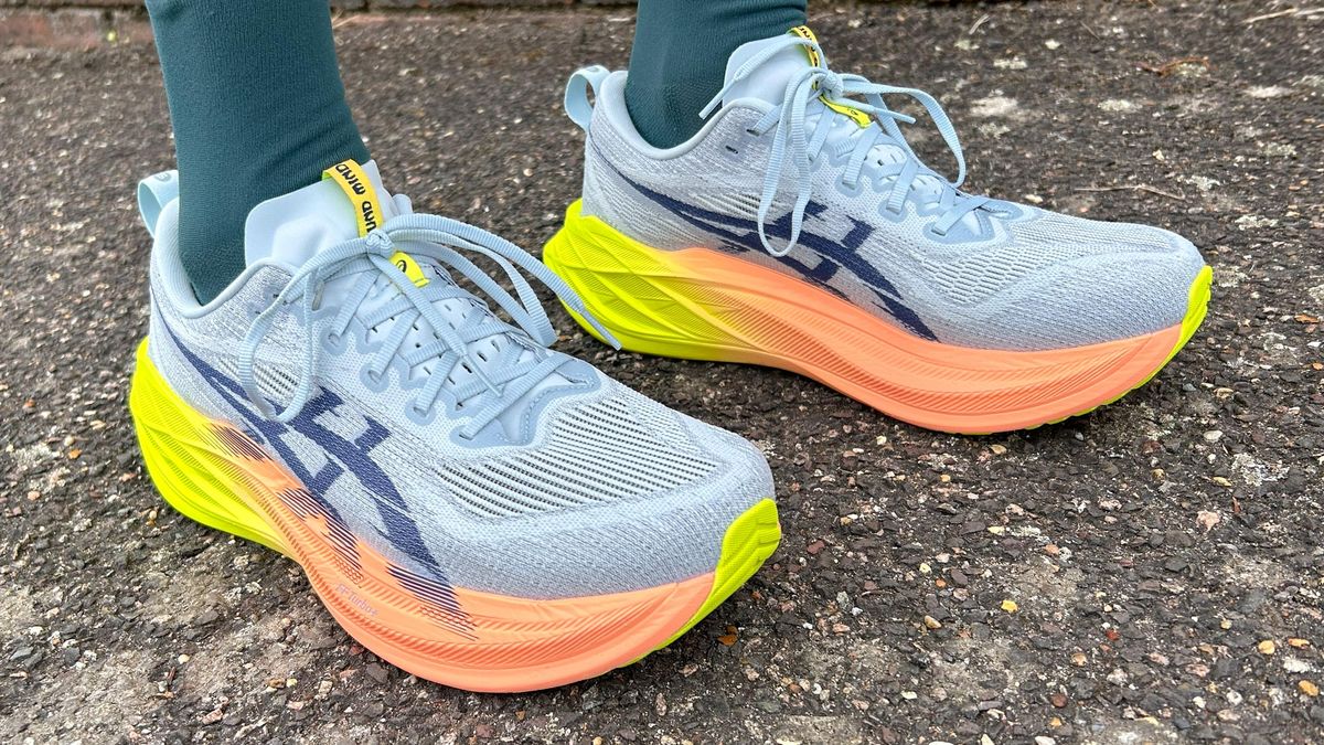 רצתי 35 קילומטרים ב-Asics Superblast 2 וזו אחת הנעליים החדשות הטובות ביותר של 2024 מאת ניק האריס-פרי שפורסם ב-10 ביולי 24. Asics Superblast 2 ממשיך היכן שהמקור הפסיק בהיותו אחד ממשחקי הכלים הטובים ביותר שיש, במיוחד אם אתה לא רוצה להשתמש בנעל אימון מצופה.