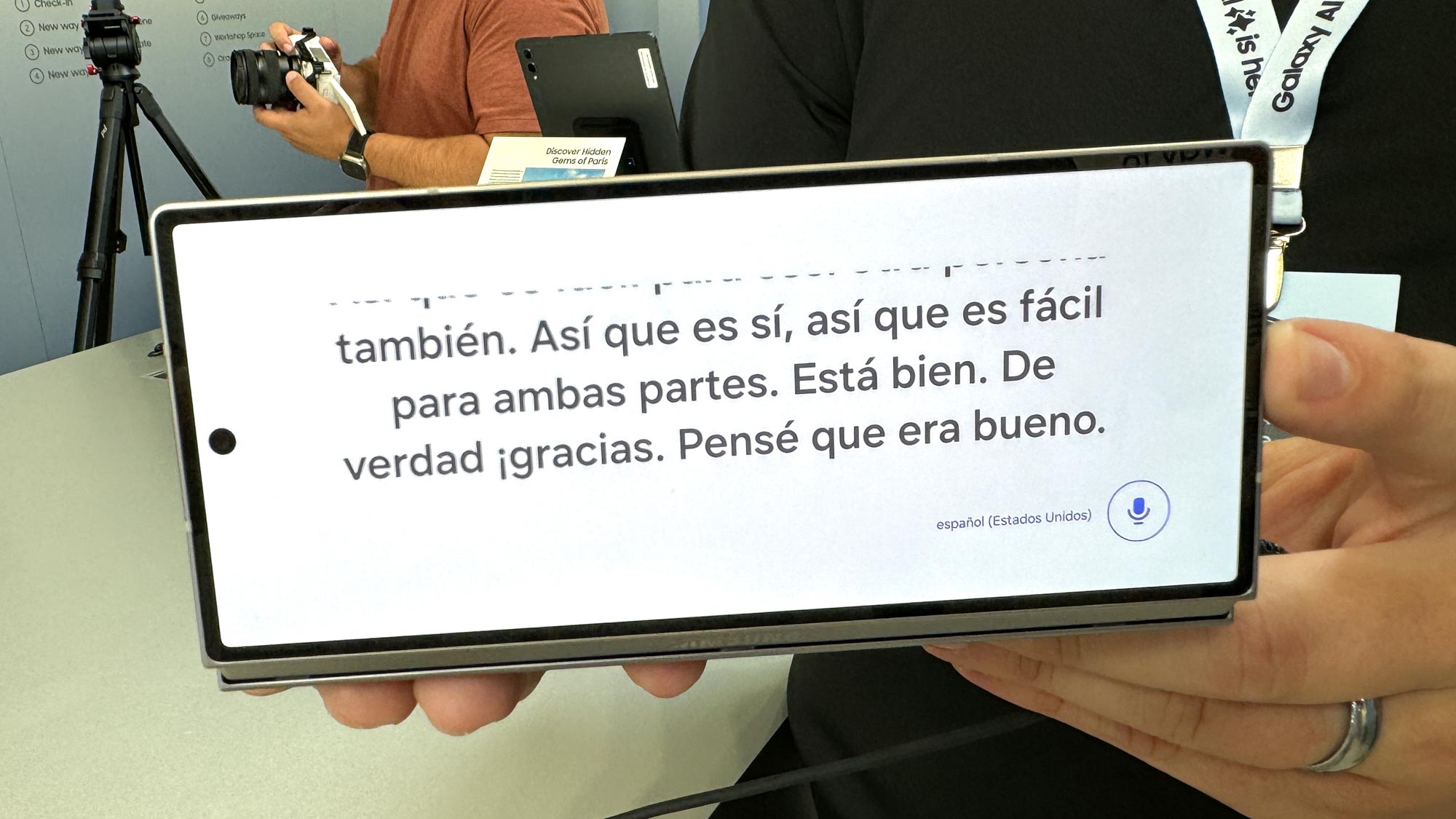 אפליקציית המתורגמן של Samsung Galaxy Z Fold 6 על תצוגת הכריכה