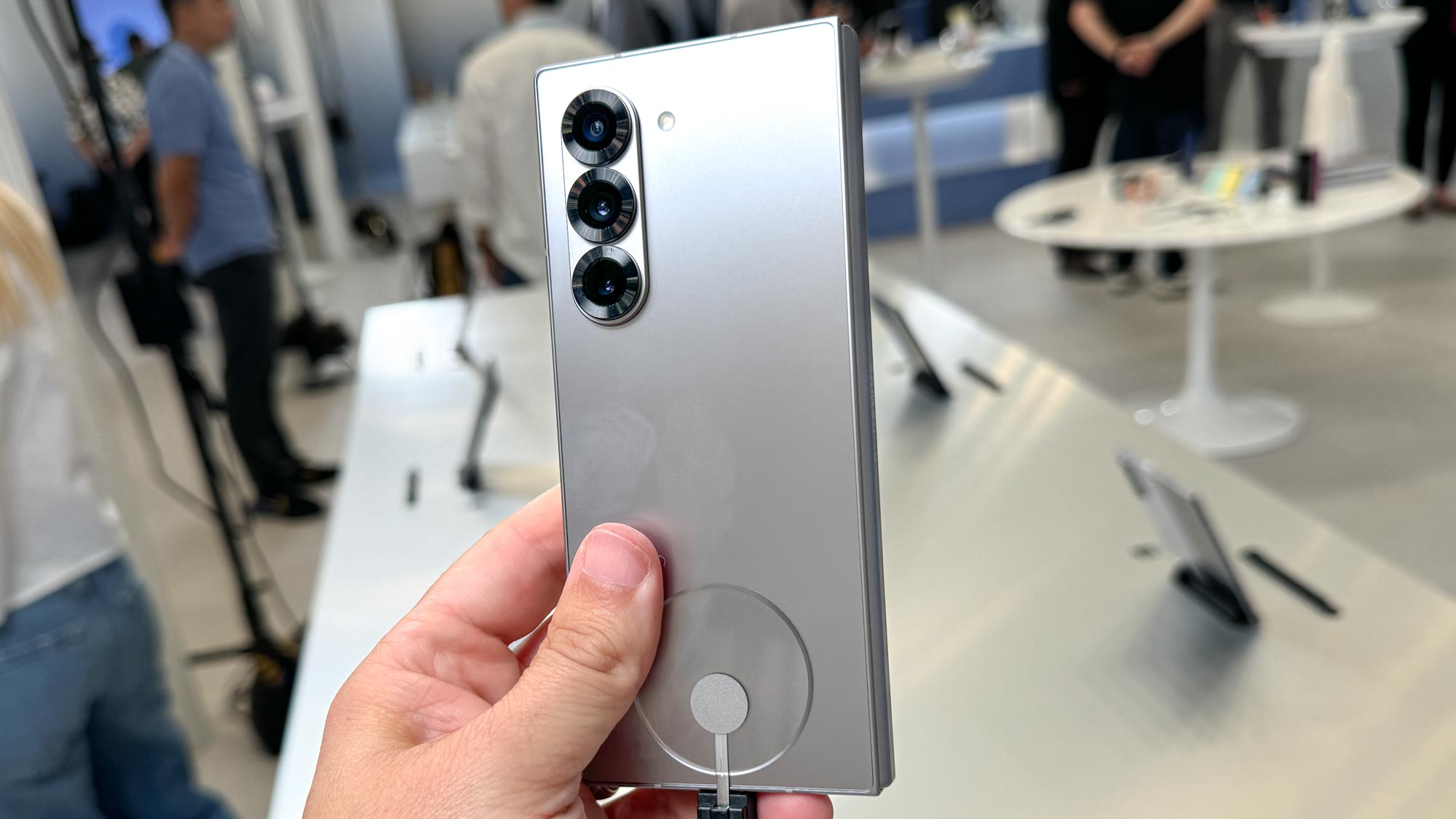 Samsung Galaxy Z Fold 6 בצבע כסף