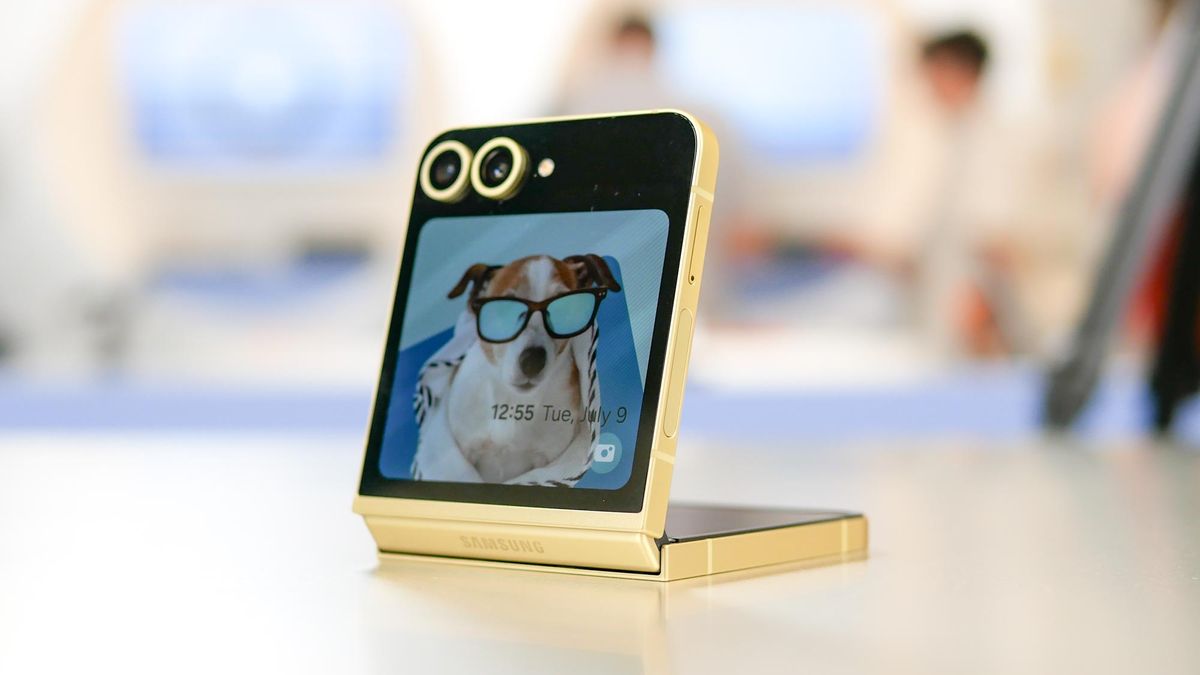 סקירה מעשית של Samsung Galaxy Z Flip 6: מסוגנן להפליא עם המון התאמה אישית של AI מאת ג'ון ולסקו פורסם ב-10 ביולי 24 עדיין לא דורג בניסיונו להחזיר אנשים, ה-Samsung Galaxy Z Flip 6 מתגאה בשדרוגים גדולים הכוללים ראשי חדש של 50MP מצלמה, סוללה גדולה יותר והרבה יותר התאמה אישית של תוכנה.