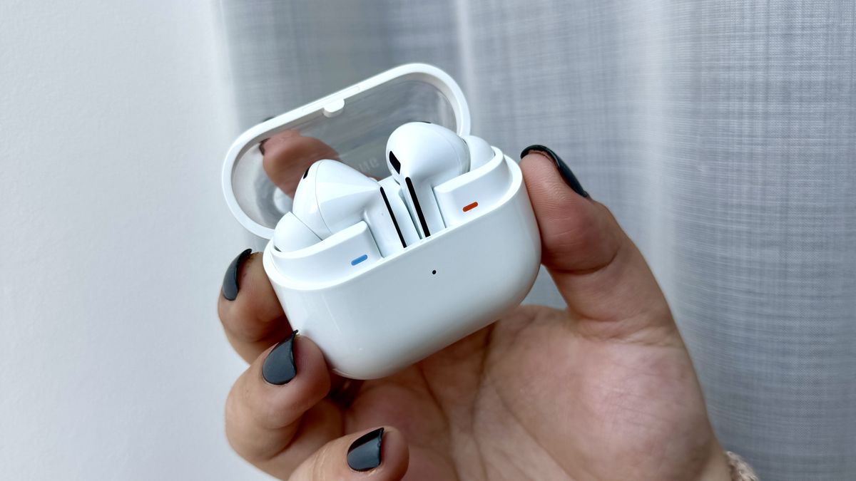 סקירה מעשית של Samsung Galaxy Buds 3 Pro: אם אתה לא יכול לנצח אותם, הצטרף אליהם מאת קייט קוזוץ' פורסם ב-10 ביולי 24 עדיין לא דורג משפחת ה-Galaxy Buds החדשה נראית די מוכרת