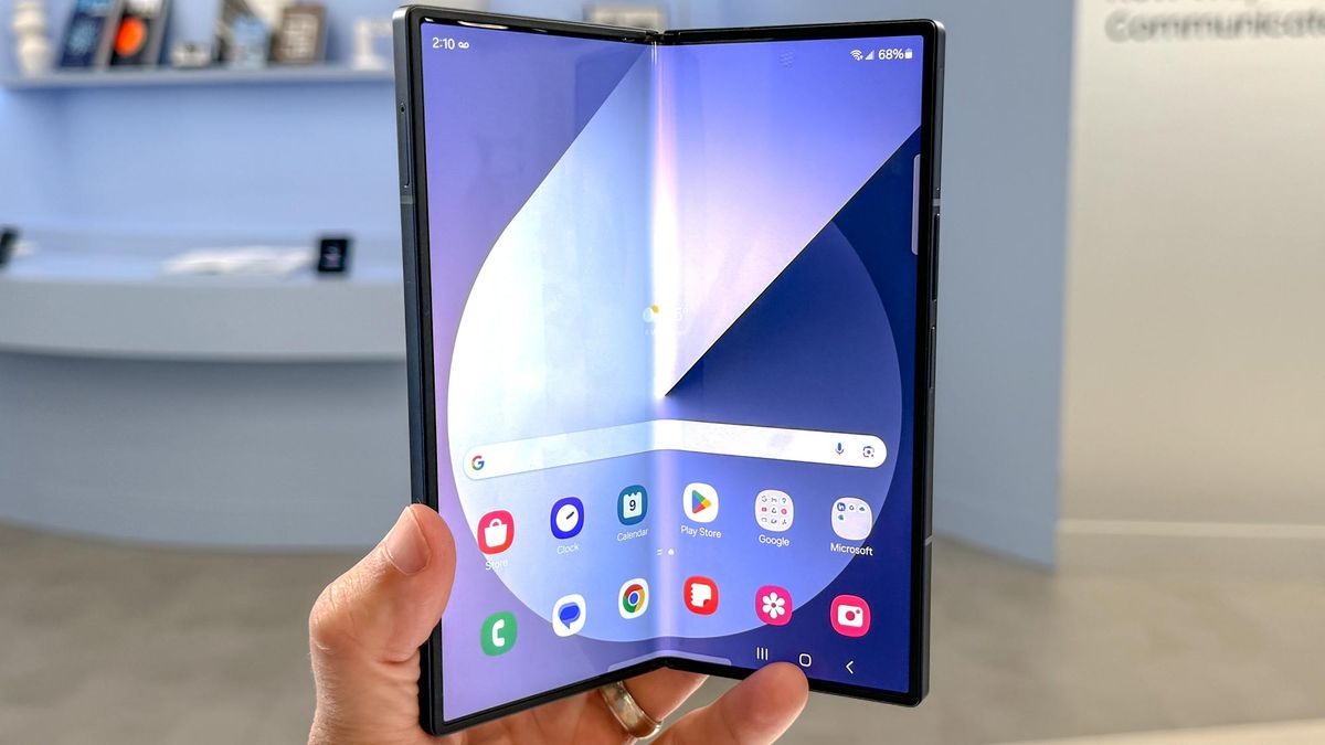 סקירה מעשית של Samsung Galaxy Z Fold 6: הכירו את ה-AI המתקפל האולטימטיבי מאת Mark Spoonauer שפורסם ב-10 ביולי 24 עדיין לא דורג. Samsung Galaxy Z Fold 6 נראה כמו טלפון מתקפל מרשים עם כוחות בינה מלאכותיים חדשים עטופים בעיצוב קל ועמיד יותר.  אבל העלאת המחיר של 100 דולר עלולה להפחיד חלק מהקונים.