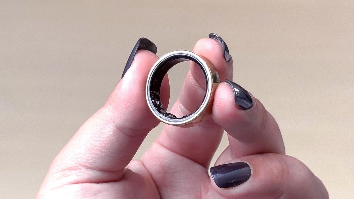 סקירה מעשית של Samsung Galaxy Ring: מעקב אחר כושר ללא דמי מנוי מאת Kate Kozuch שפורסמה ב-10 ביולי 24 עדיין לא דורג. Samsung Galaxy Ring בשווי 399 דולר משלבת מעקב בריאות המופעל על ידי בינה מלאכותית עם תכונות שמעדיפות את הנוחות.  הנה ההתרשמות המעשית שלי מנסיון הטבעת החכמה החדשה לפי מידה.