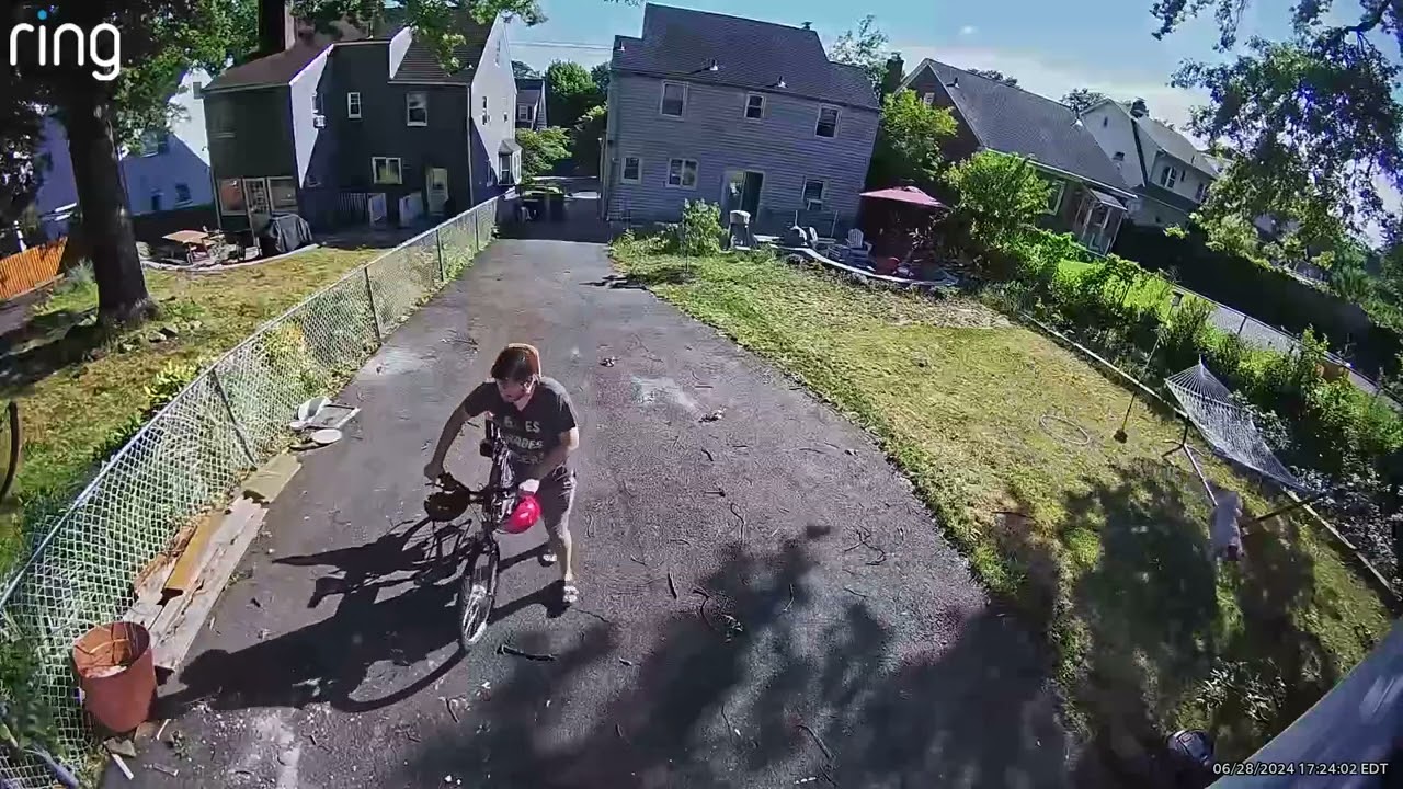 Ring Floodlight Cam Wired Pro: דוגמה בשעות היום - YouTube