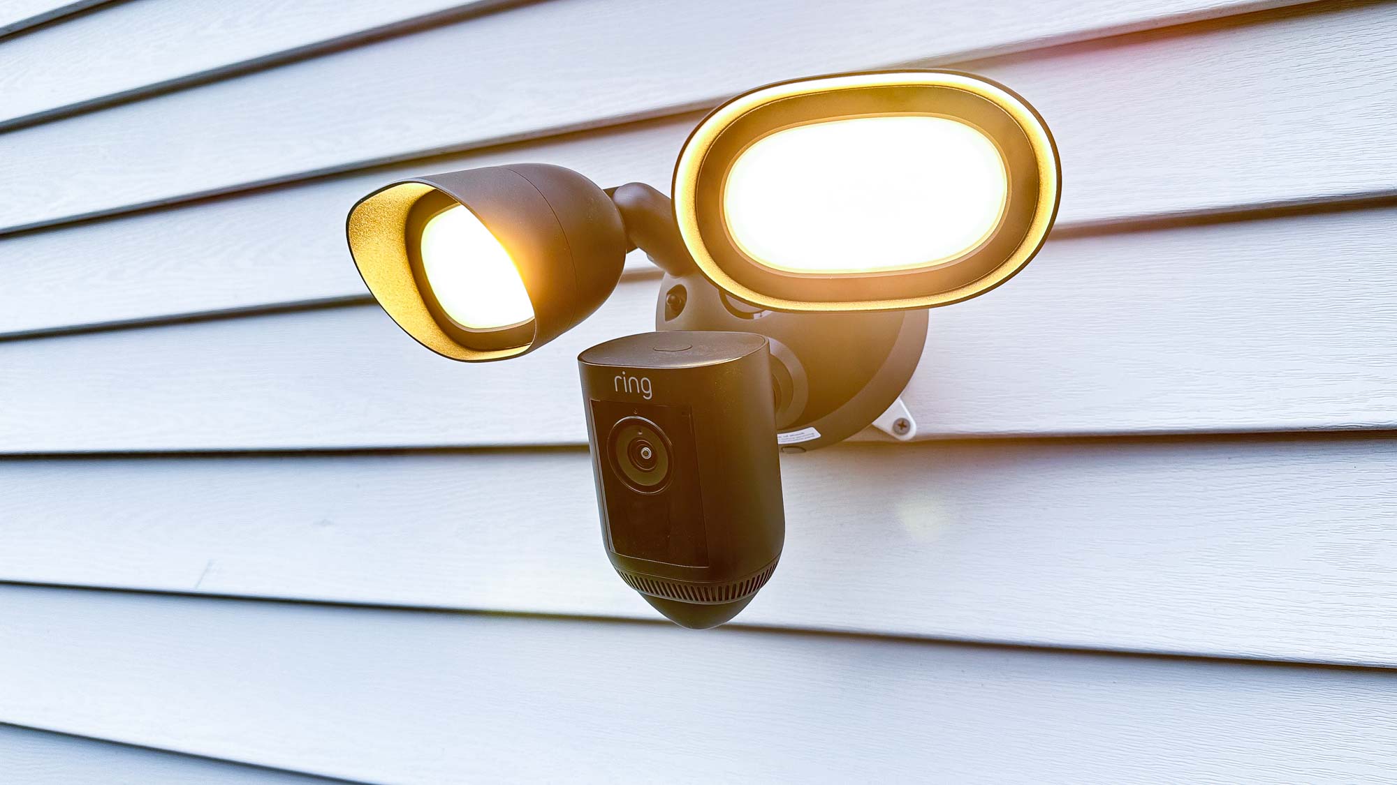 Ring Floodlight Cam Wired Pro מחובר למוסך