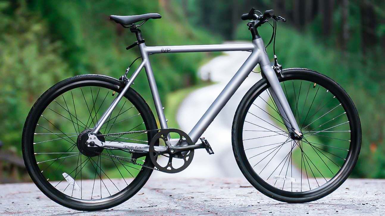 Ride1Up Roadster V2 בצד הדרך