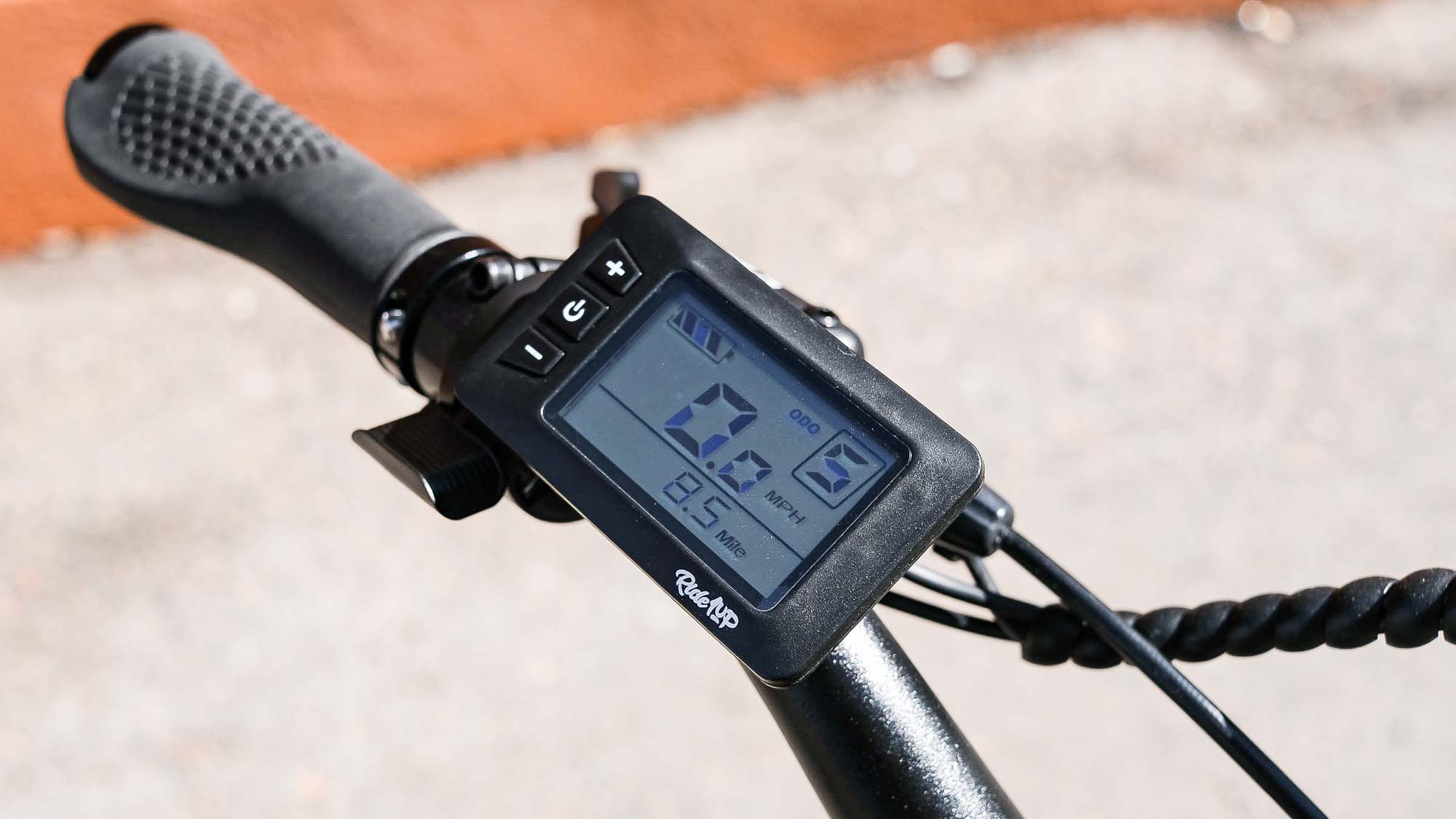 מחשב אופניים Ride1Up Turris LCD על כידון האופניים