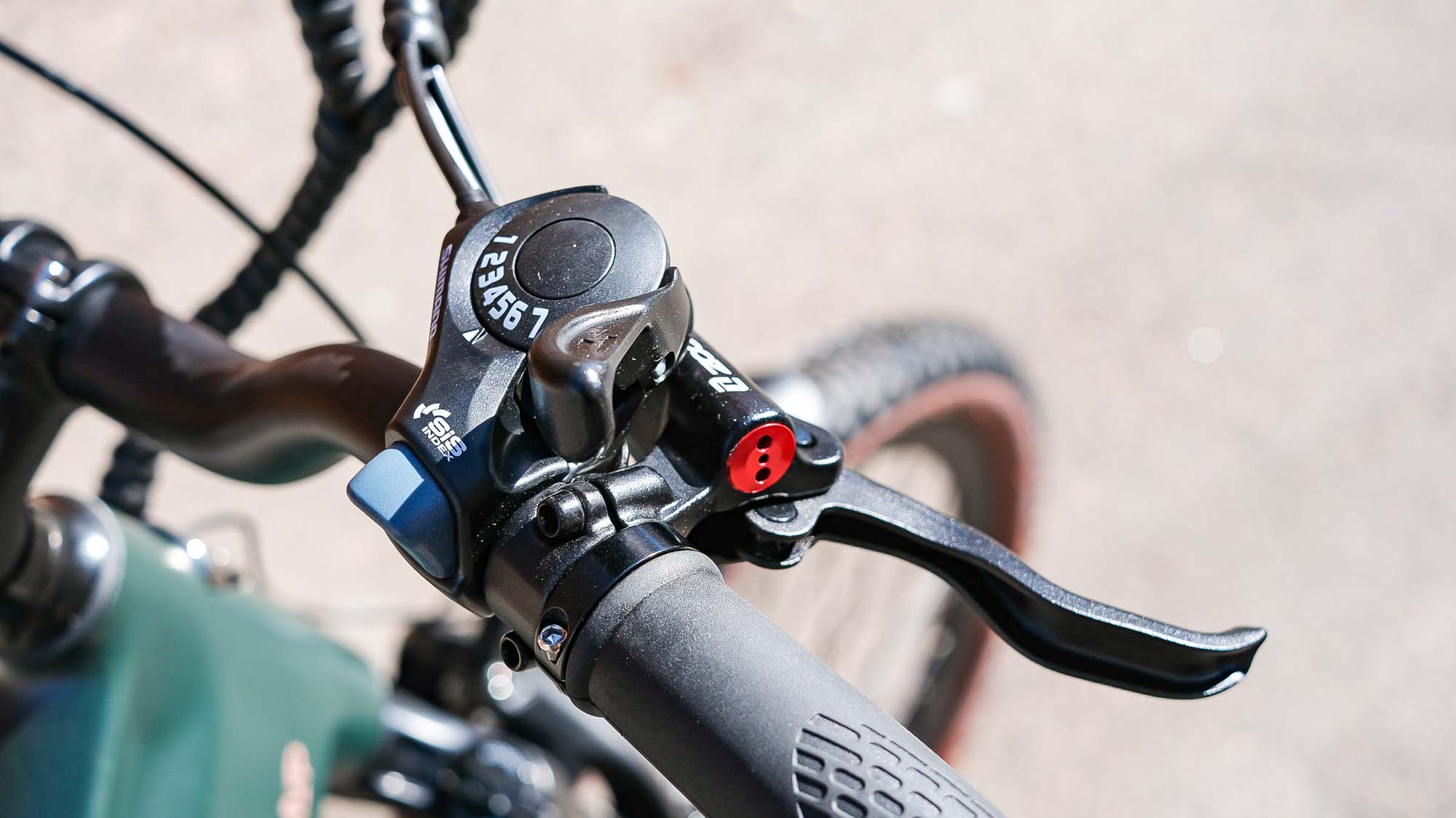 Ride1Up Turris חונה בחוץ כנגד הקיר