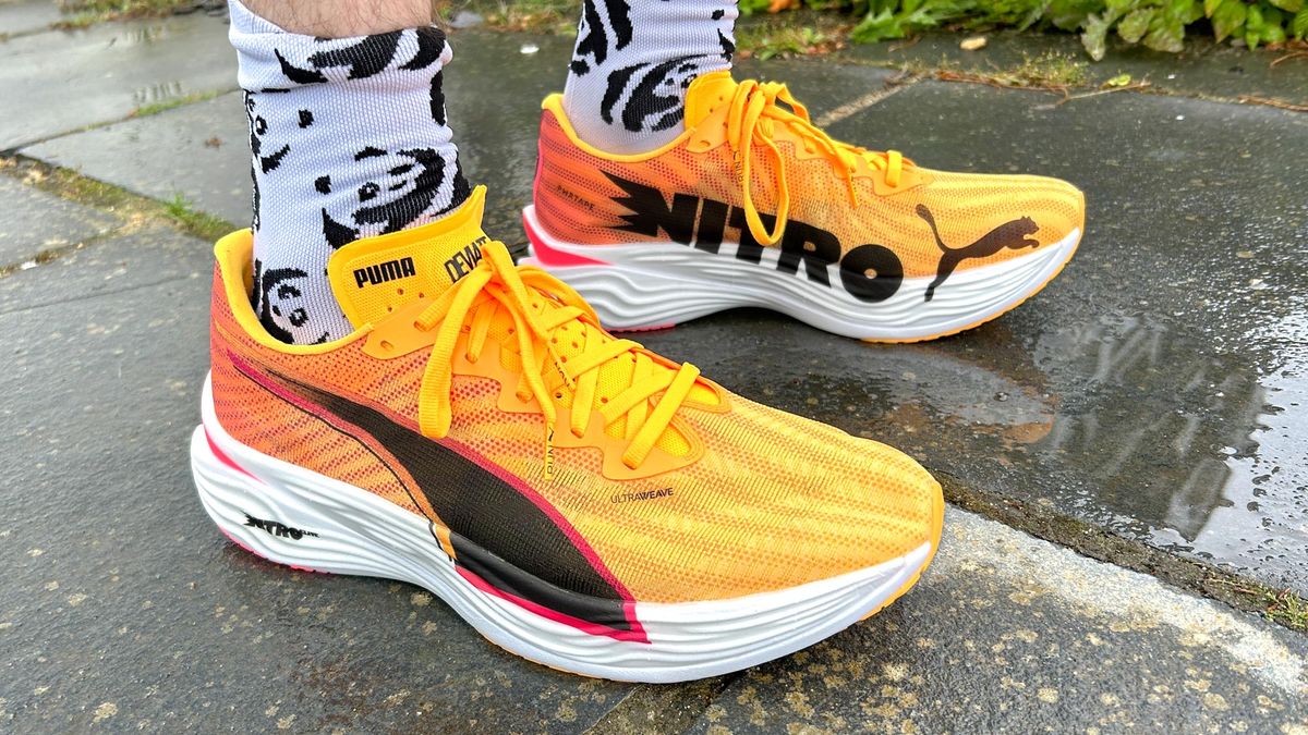 רצתי 40 קילומטרים בנעל מירוץ הפחמן Puma Deviate Nitro Elite 3 — הנה פסק הדין שלי מאת ניק האריס-פרי פורסם ב-12 ביולי 24 ה- Puma Deviate Nitro Elite 3 היא נעל מירוץ פחמן קלה ומהירה בצורה מרשימה שמתחרה בטובים בשוק .
