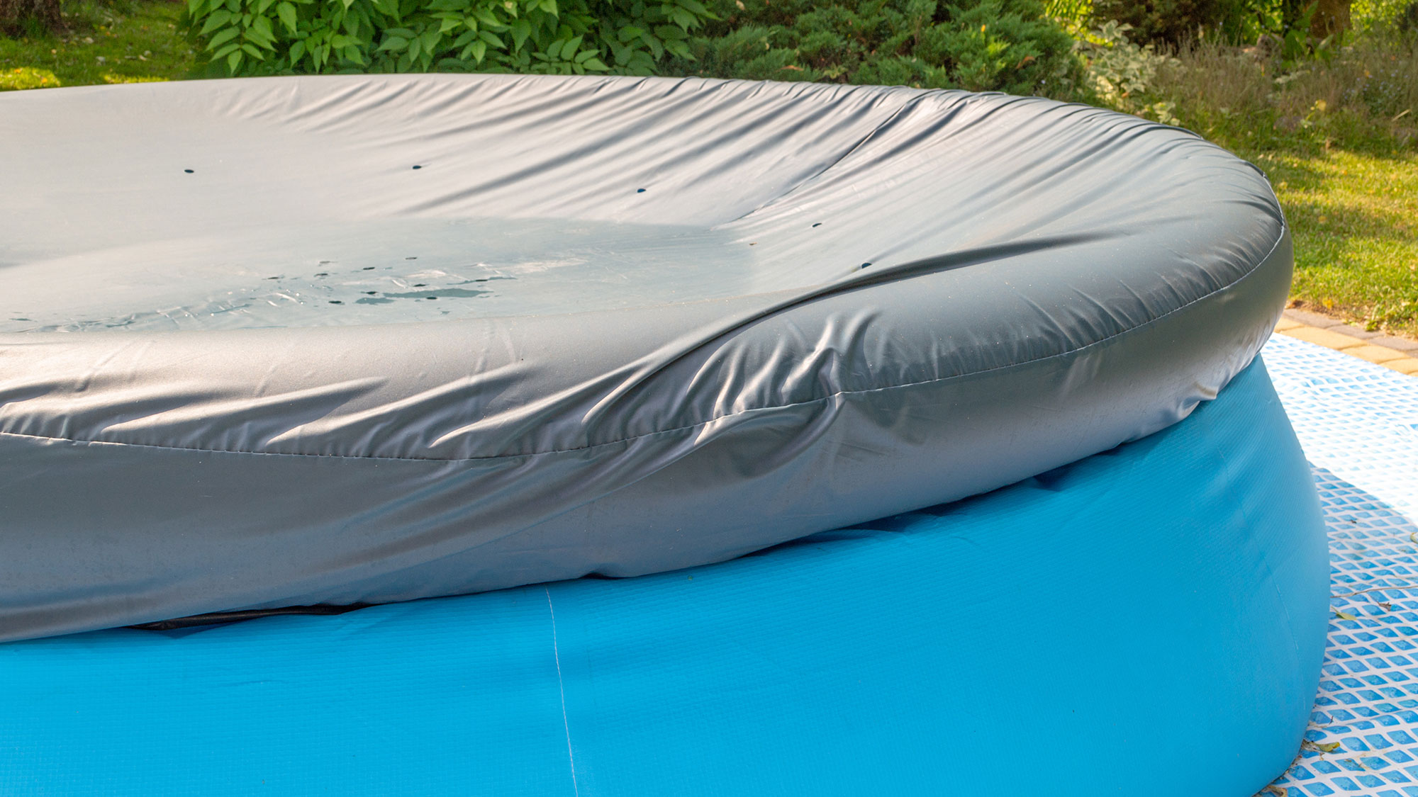 בריכה מתנפחת עגולה כחולה עם כיסוי