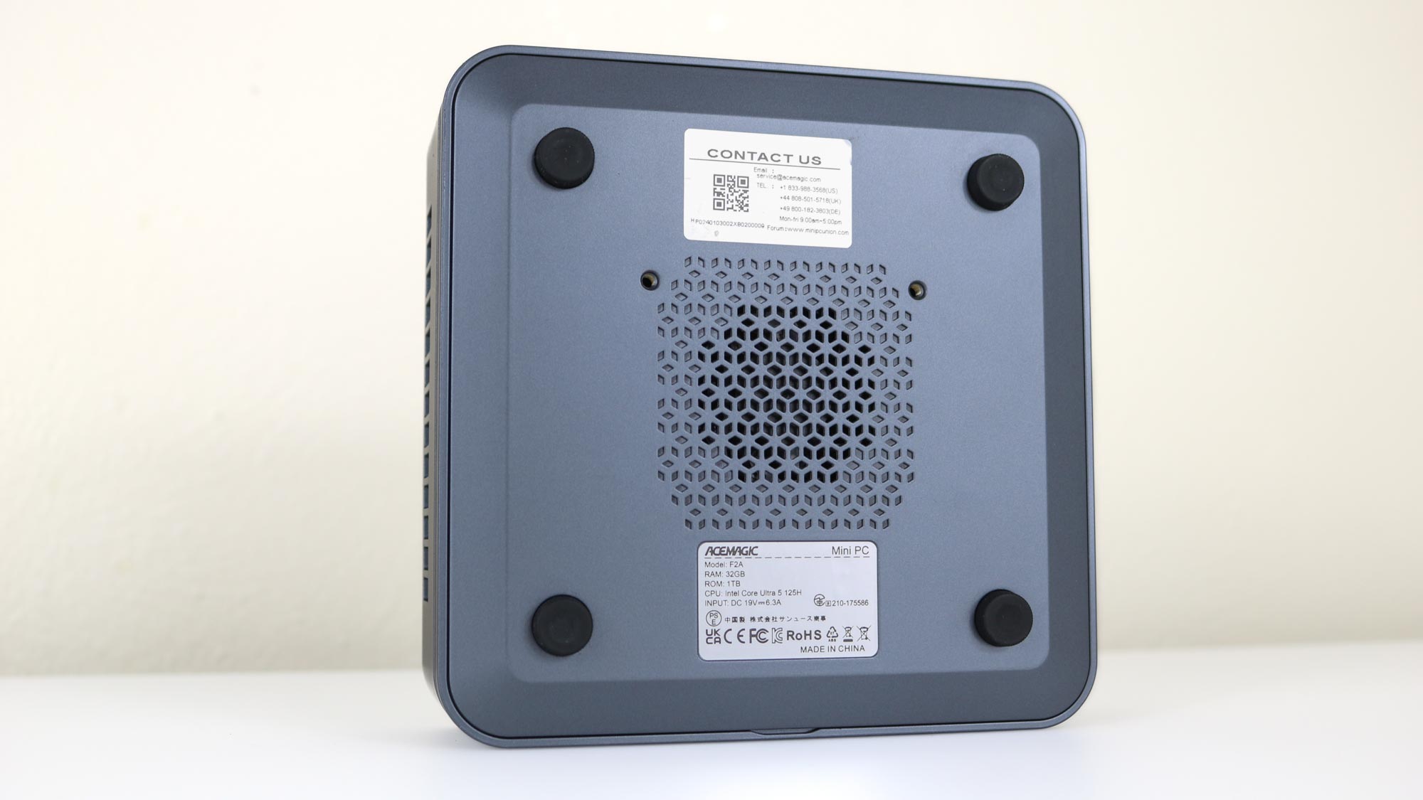 המאוורר בצד התחתון של Acemagic F2A mini PC