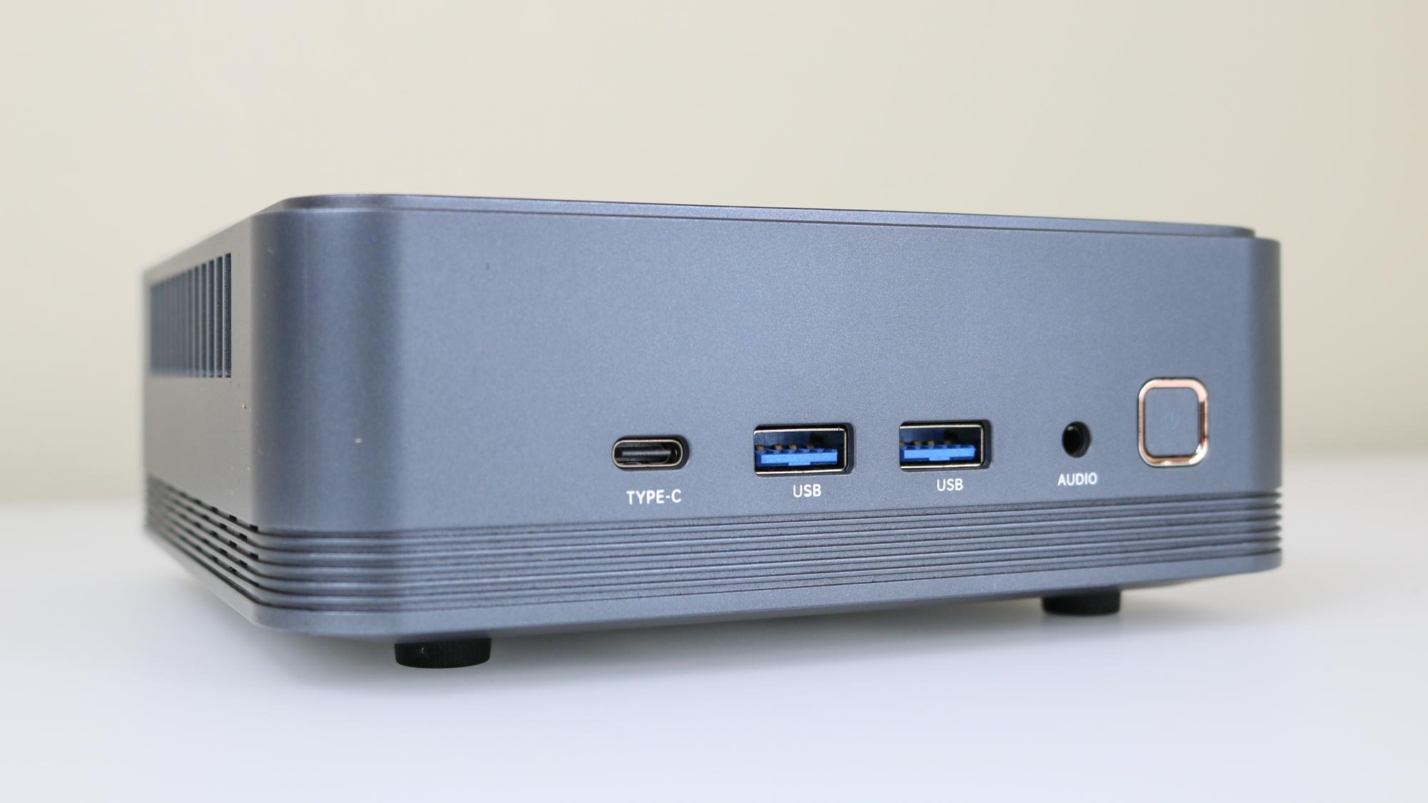 היציאות הקדמיות של ACEMAGIC F2A