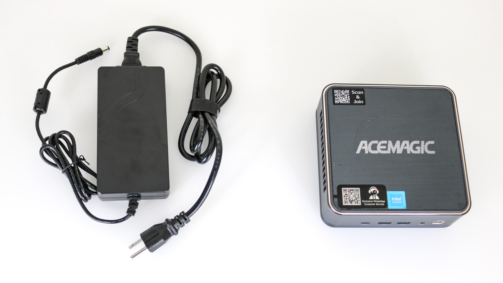 המיני PC Acemagic F2A ליד מתאם החשמל שלו