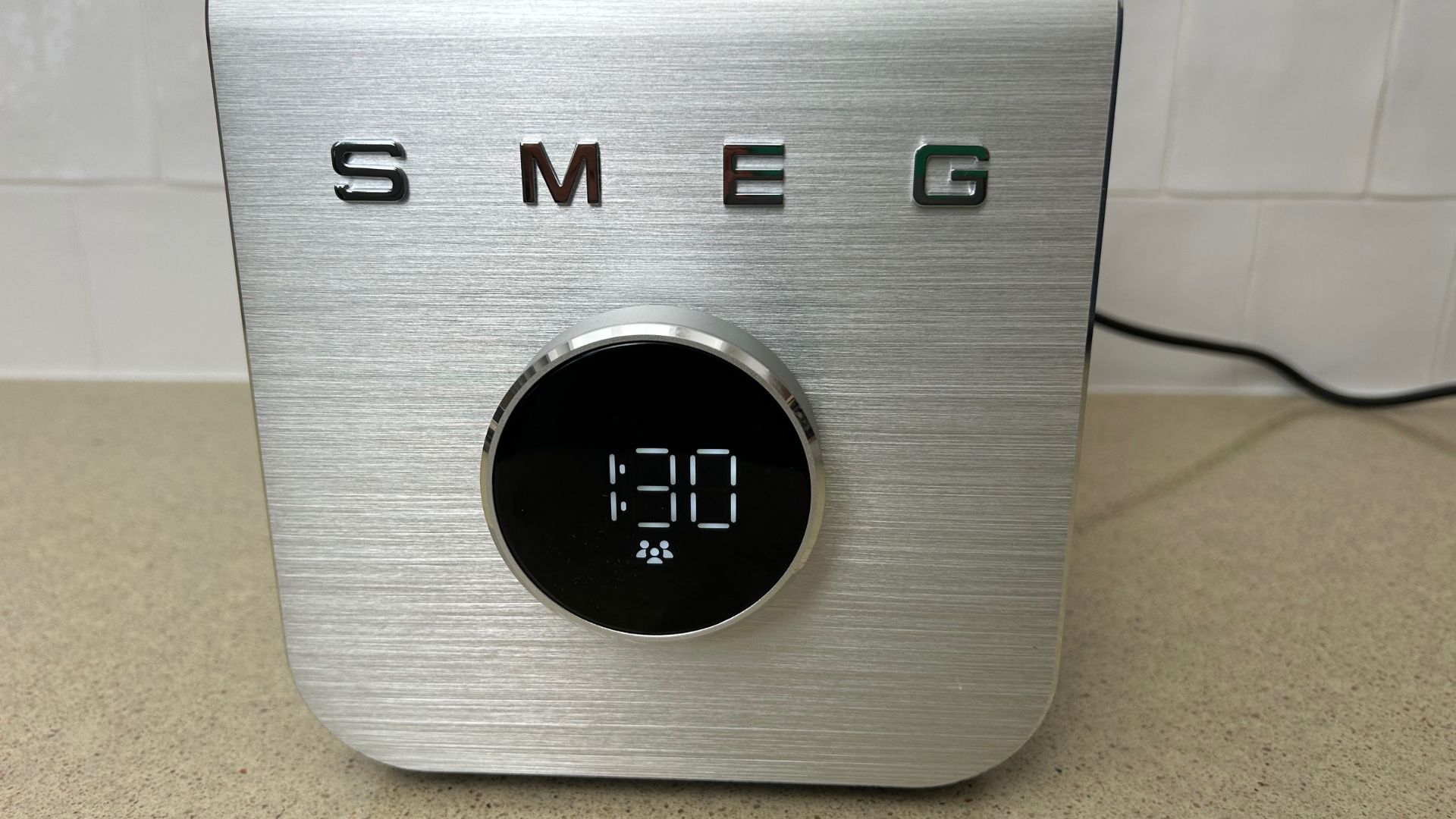 בלנדר מקצועי של SMEG בעל ביצועים גבוהים