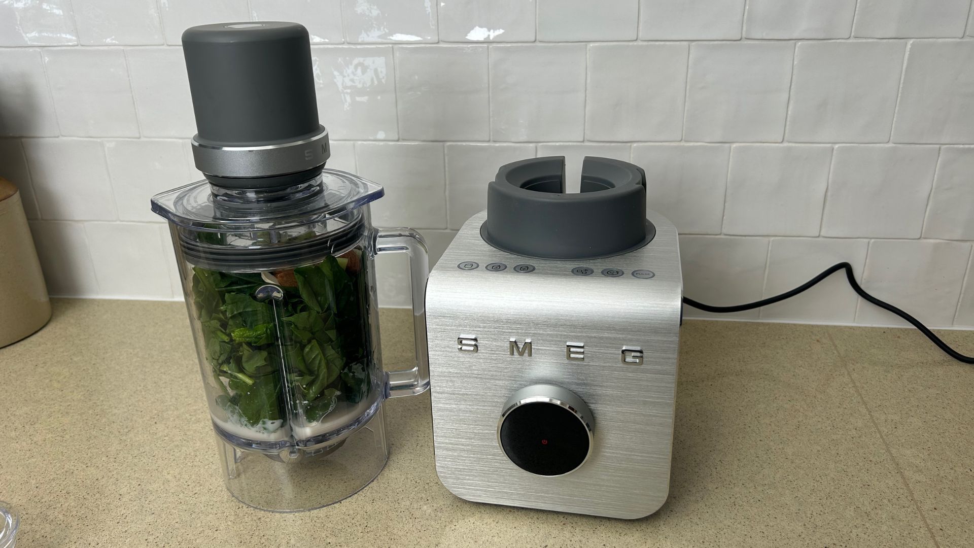 בלנדר מקצועי של SMEG בעל ביצועים גבוהים