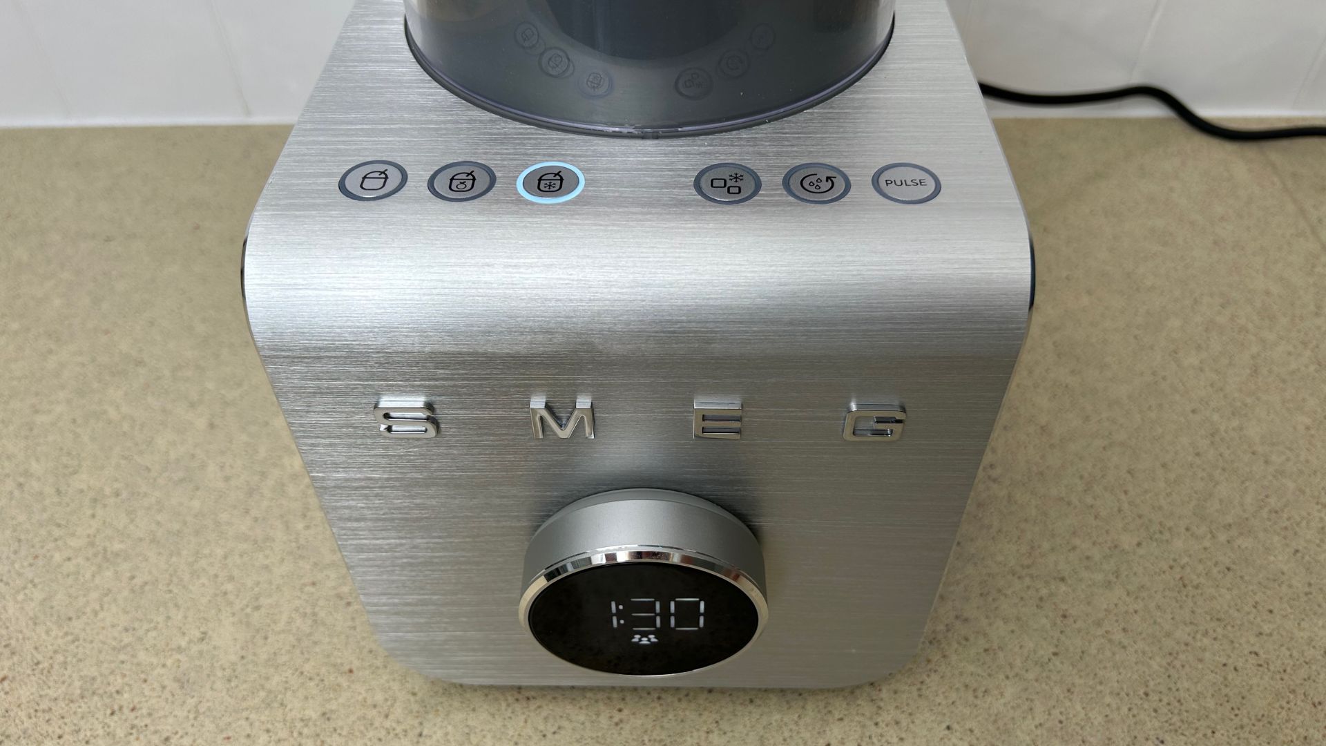 בלנדר מקצועי של SMEG בעל ביצועים גבוהים