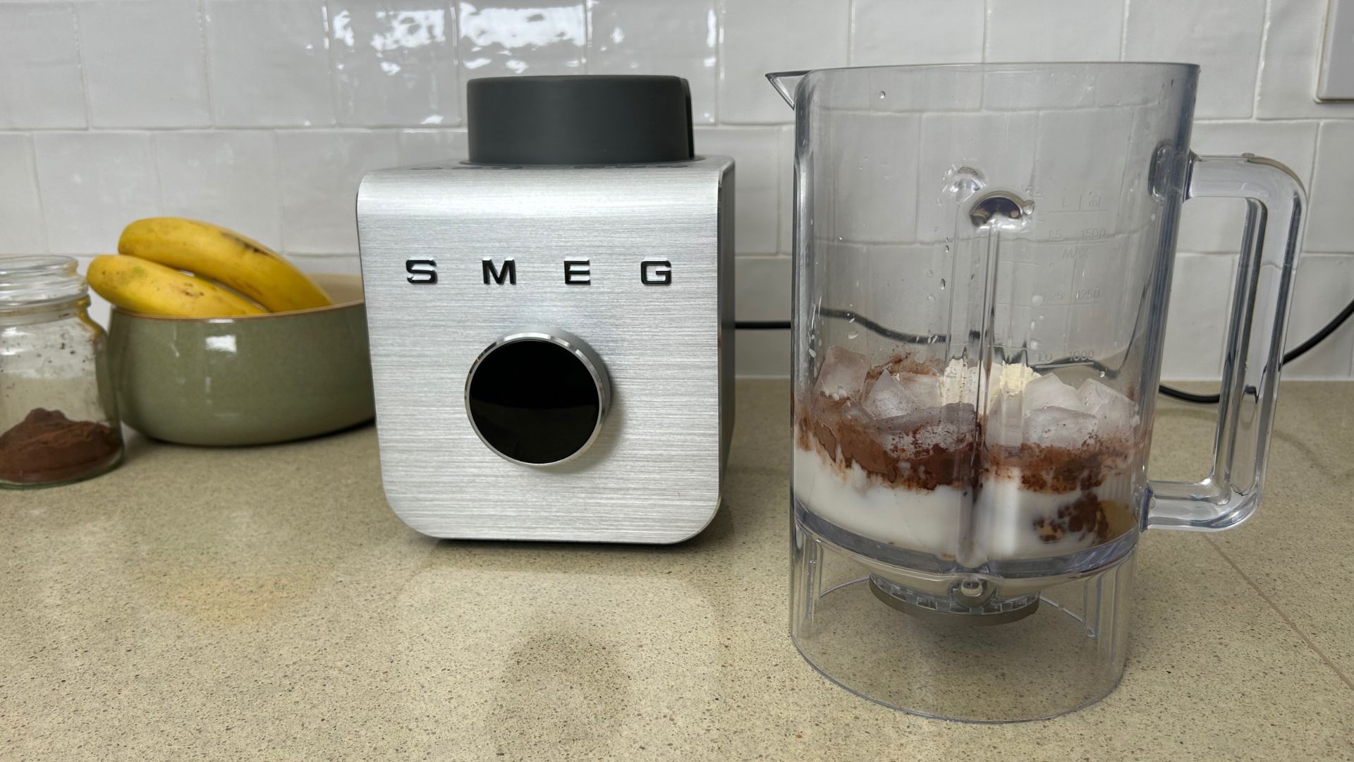 בלנדר מקצועי של SMEG בעל ביצועים גבוהים