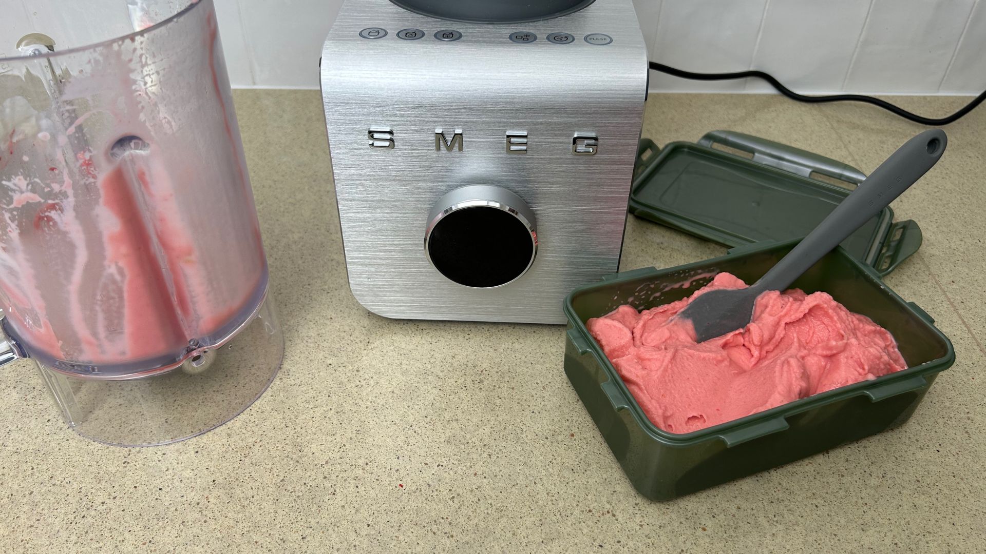 בלנדר מקצועי של SMEG בעל ביצועים גבוהים