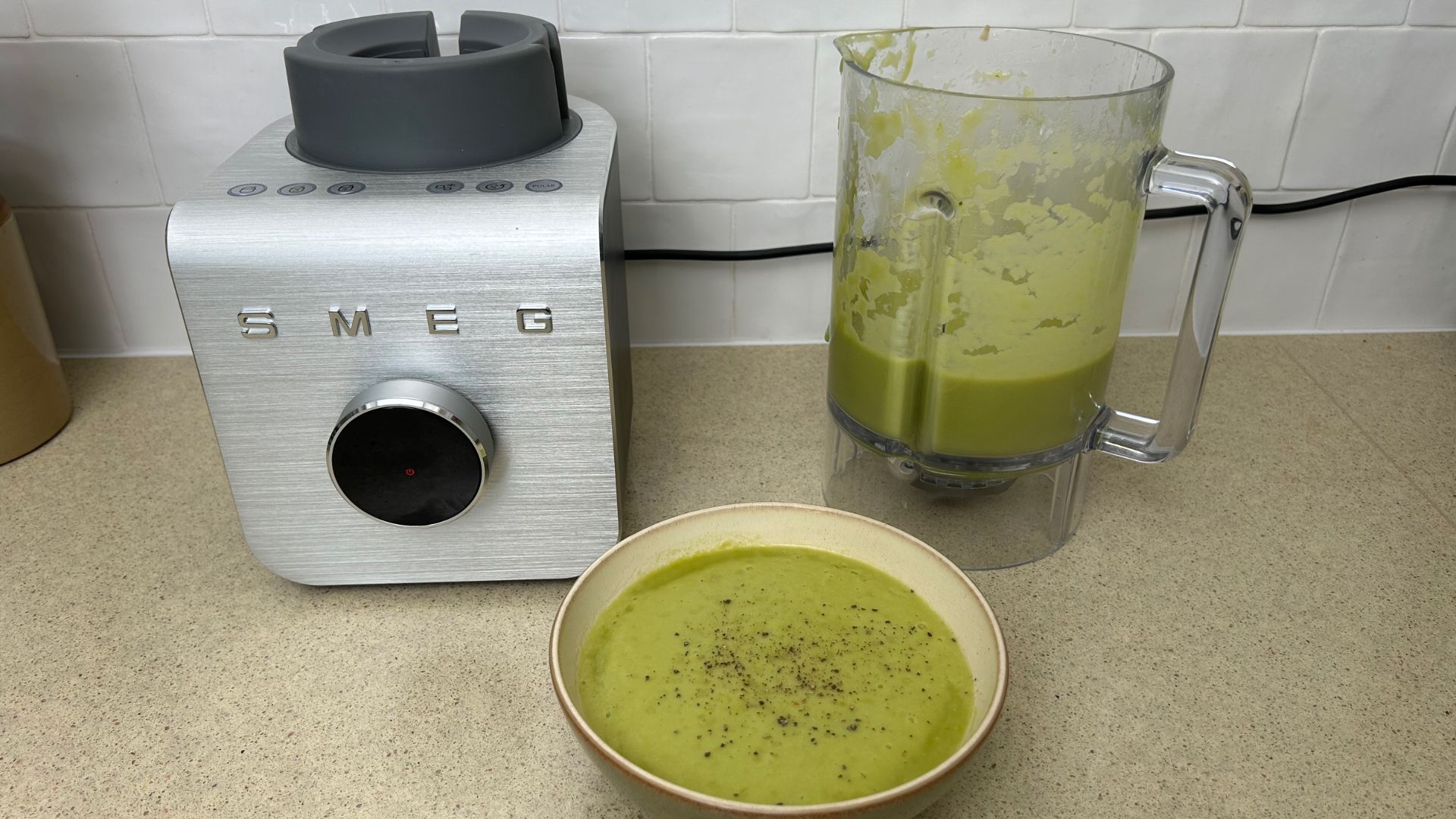 בלנדר מקצועי של SMEG בעל ביצועים גבוהים