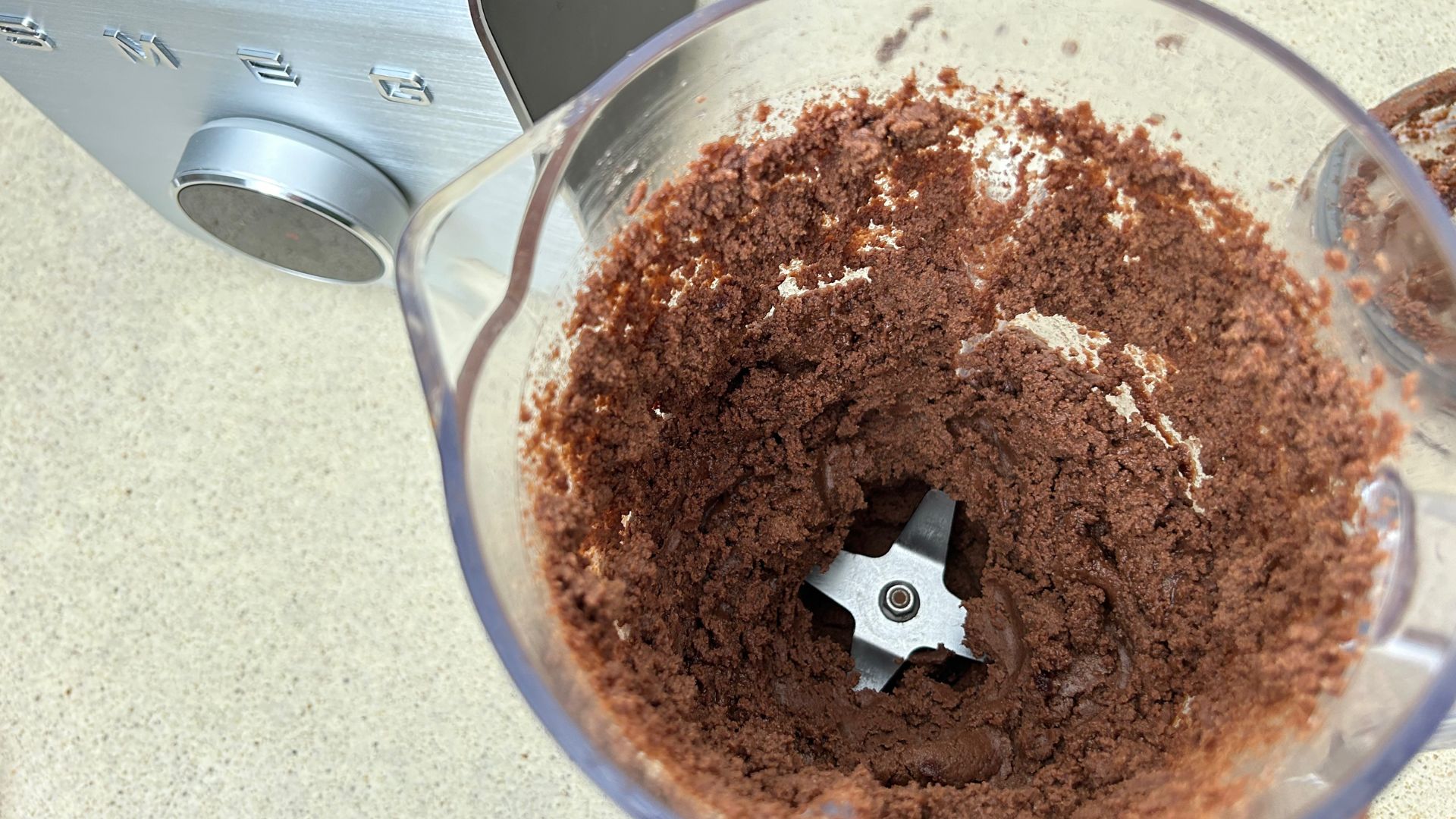 בלנדר מקצועי של SMEG בעל ביצועים גבוהים