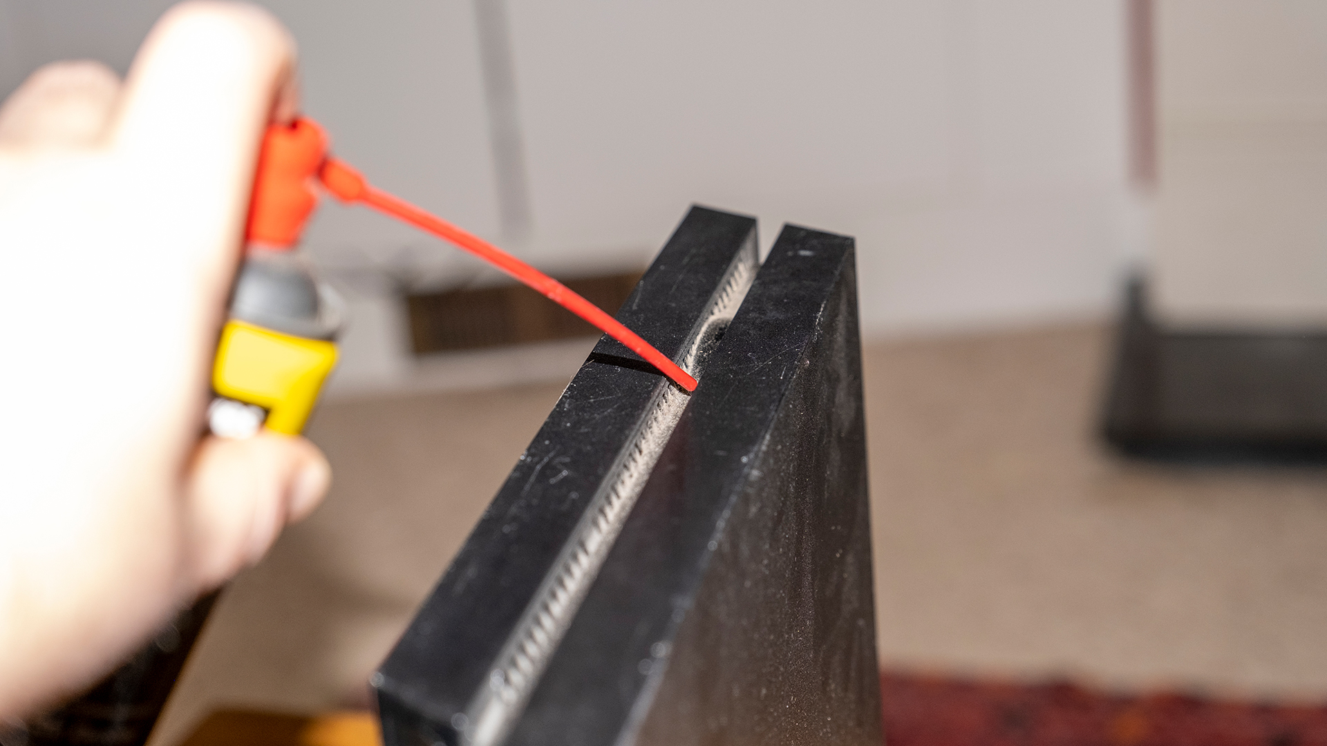 תמונה של ה-PS4 מציגה ריסוס אוויר דחוס לתוך היציאות