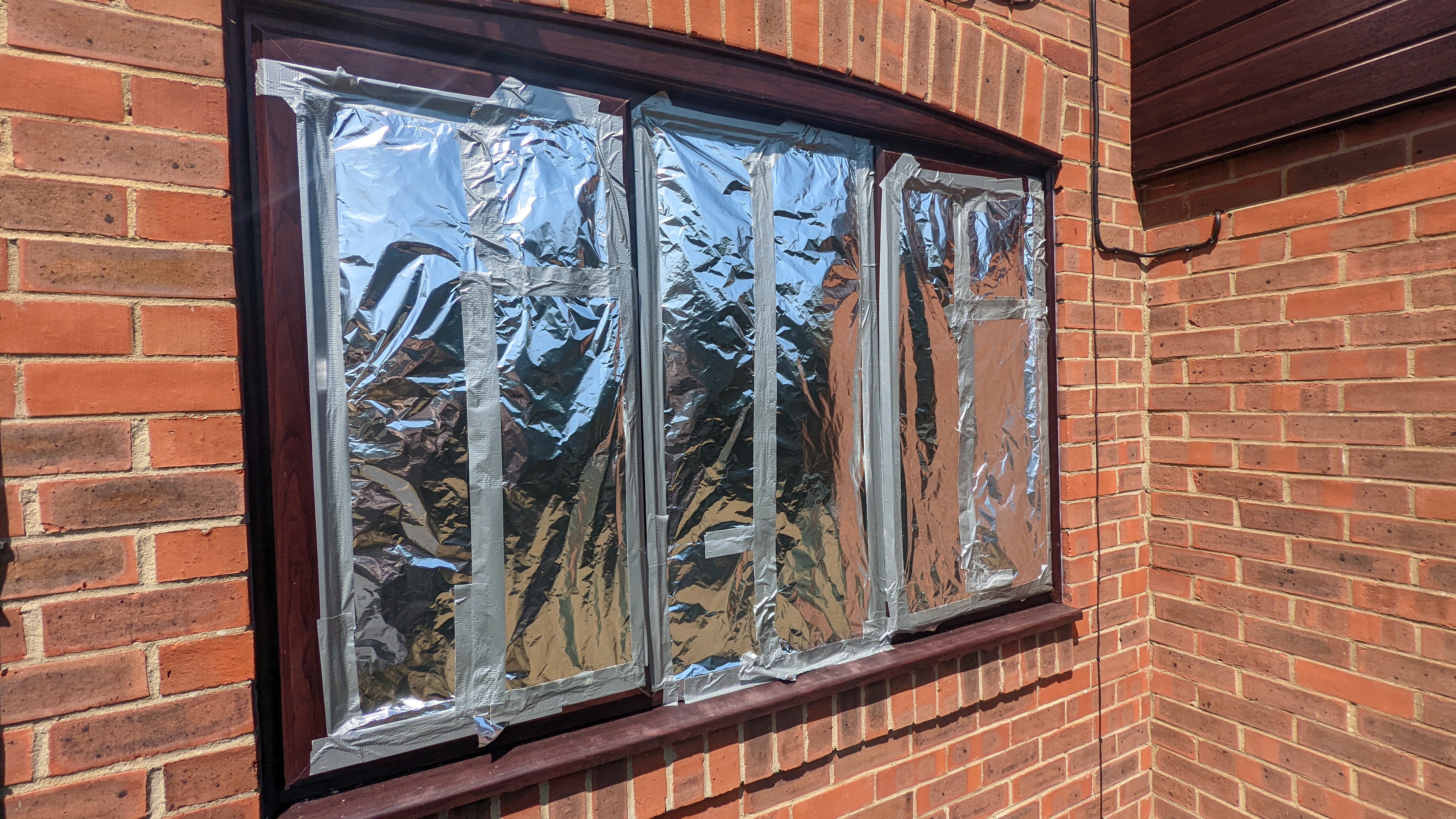 רדיד אלומיניום על החלון הקדמי של טום