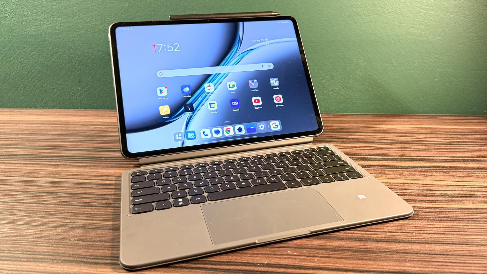 OnePlus Pad 2 עם מקלדת וסטיילו מחוברים